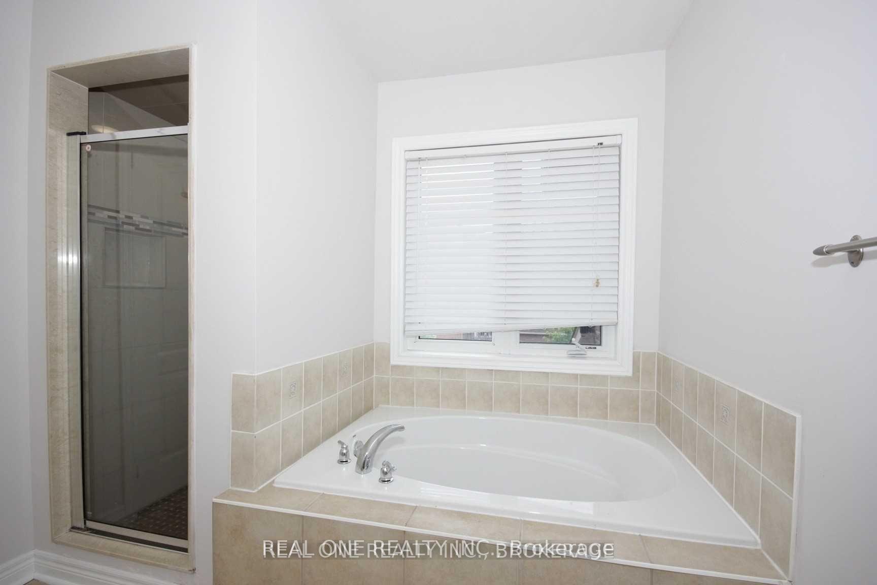 Photo 23 of 116 Mistywood Crescent, Vaughan, Patterson — HOMEH