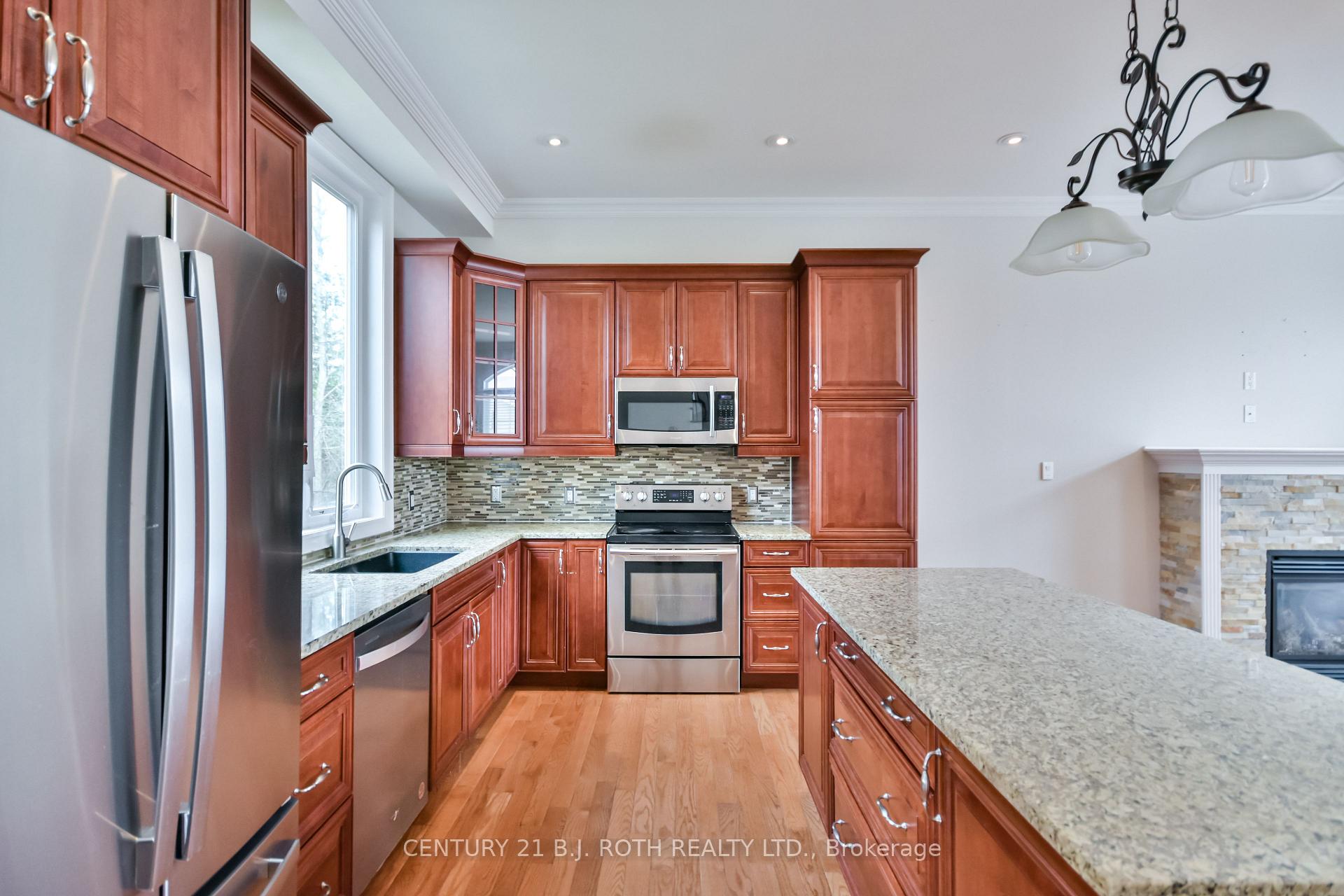 Photo 7 of 16 Gray Lane, Barrie, South Shore — HOMEH