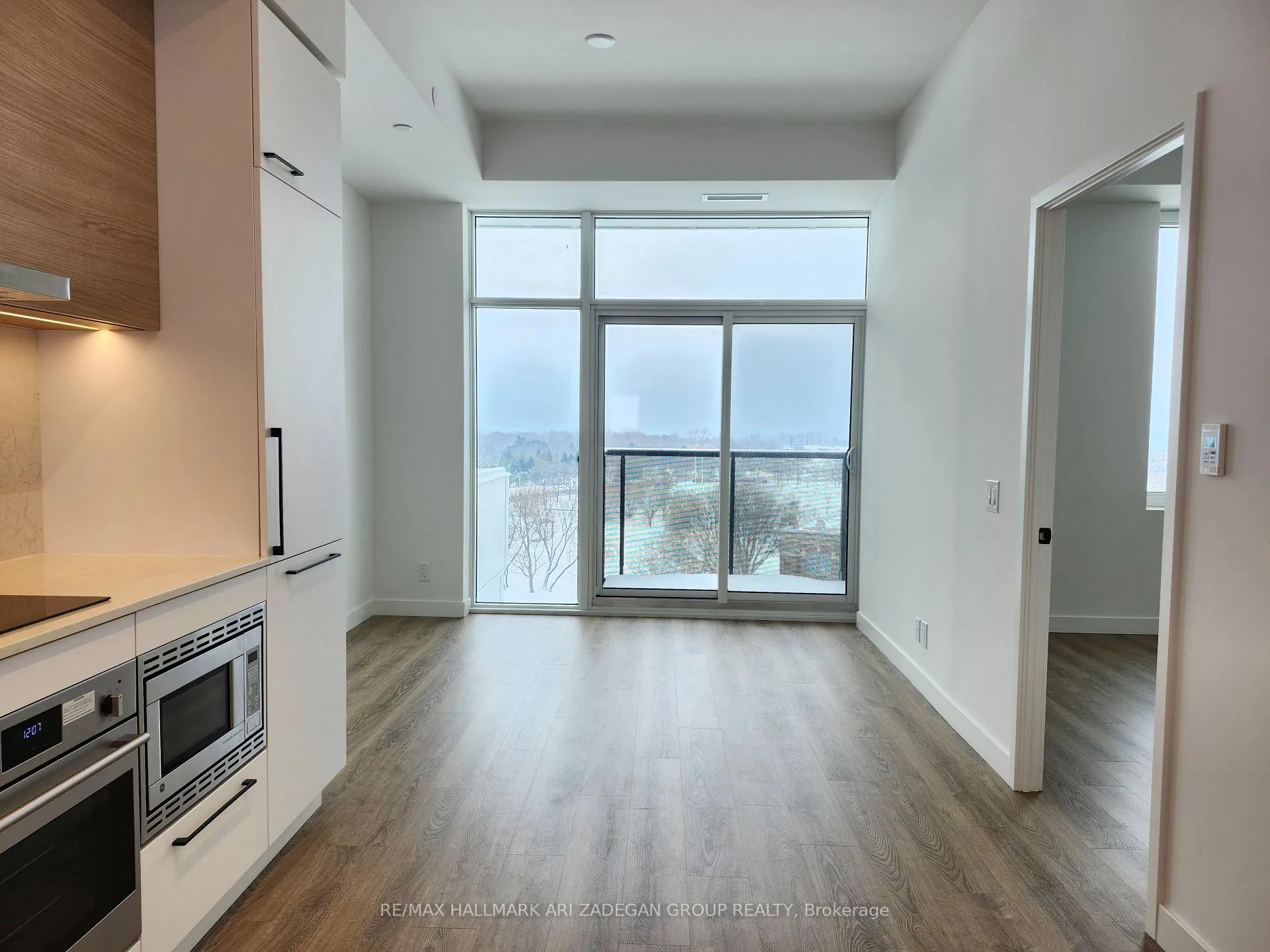 Photo 6 of Unit 806, 1050 Eastern Avenue E, Toronto, The Beaches — HOMEH