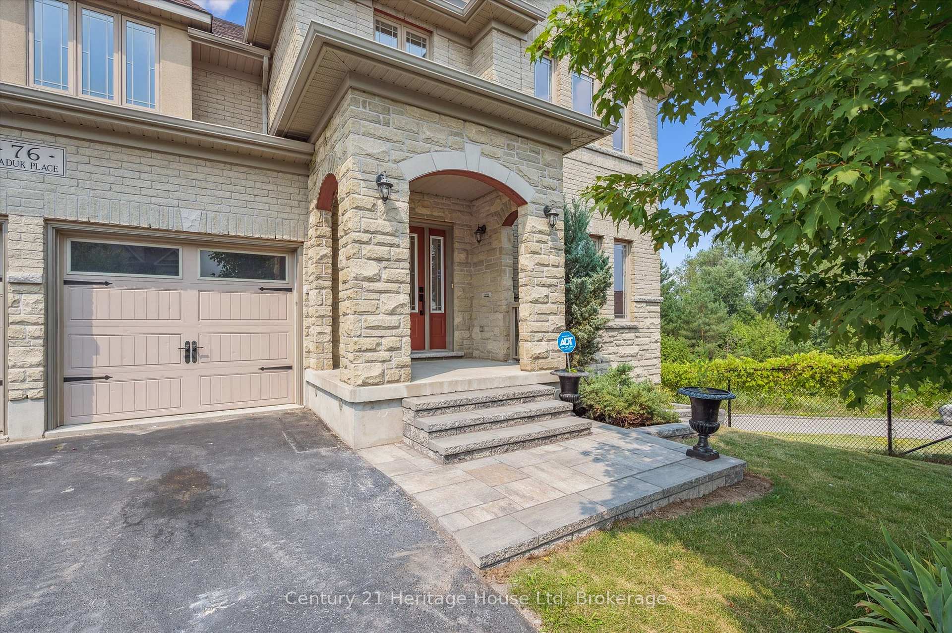 Photo 2 of 76 Zaduk Place, Guelph, Kortright East — HOMEH