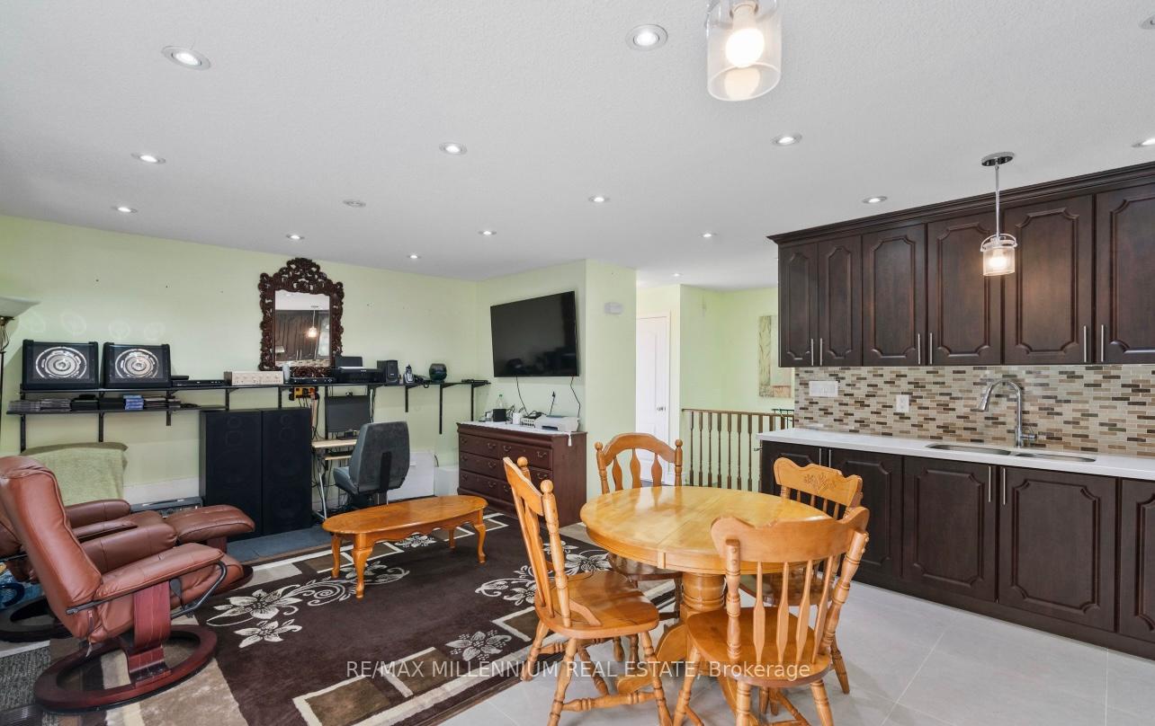 Photo 1 of 17 Haley Court, Brampton, Central Park — HOMEH