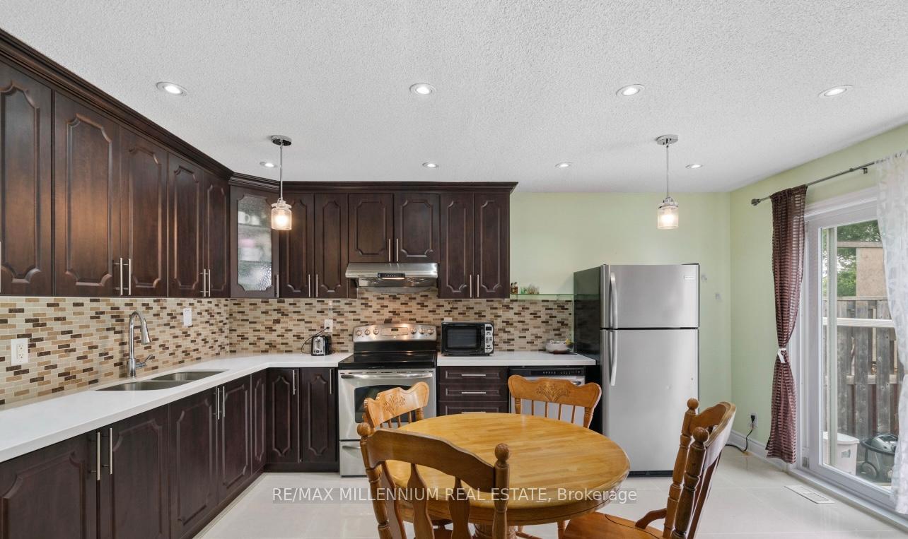 Photo 2 of 17 Haley Court, Brampton, Central Park — HOMEH