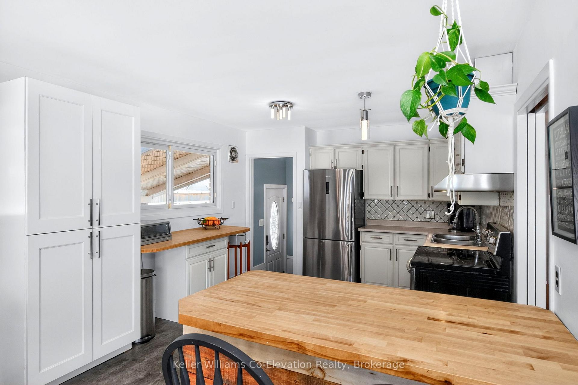 Photo 3 of 340 Eighth Street, Midland — HOMEH