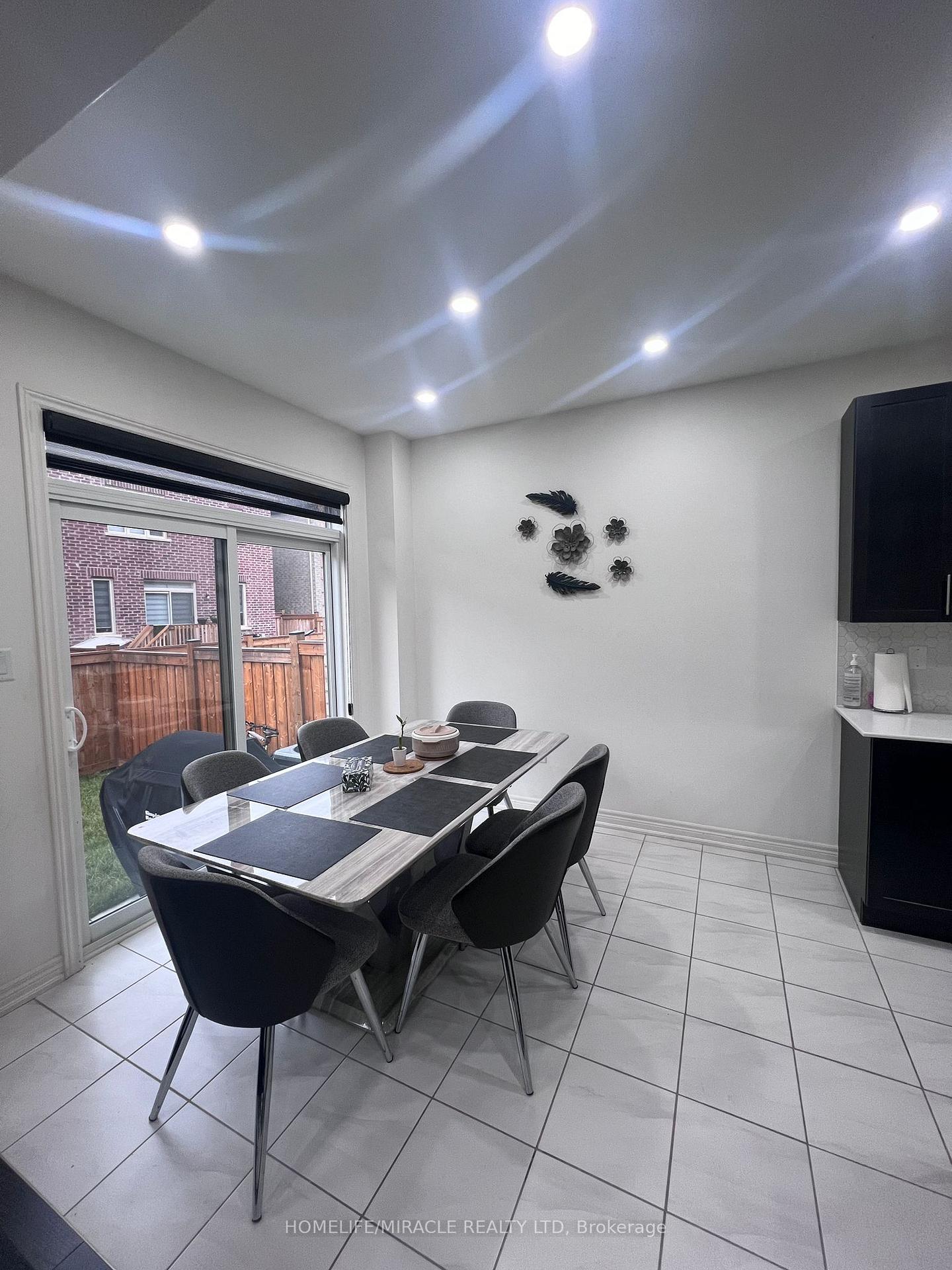 Photo 10 of 85 Cobriza Crescent, Brampton, Northwest Brampton — HOMEH
