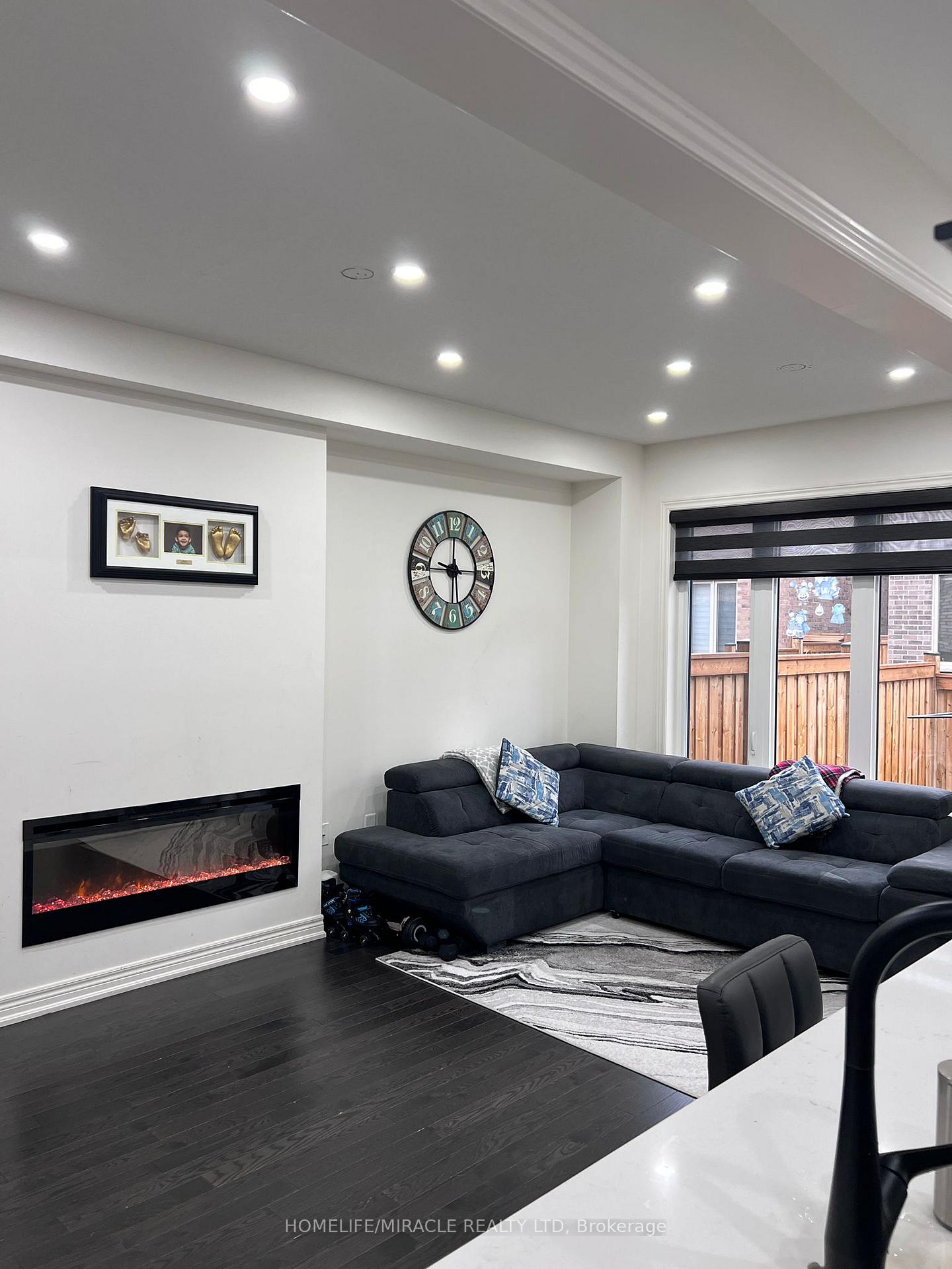 Photo 13 of 85 Cobriza Crescent, Brampton, Northwest Brampton — HOMEH