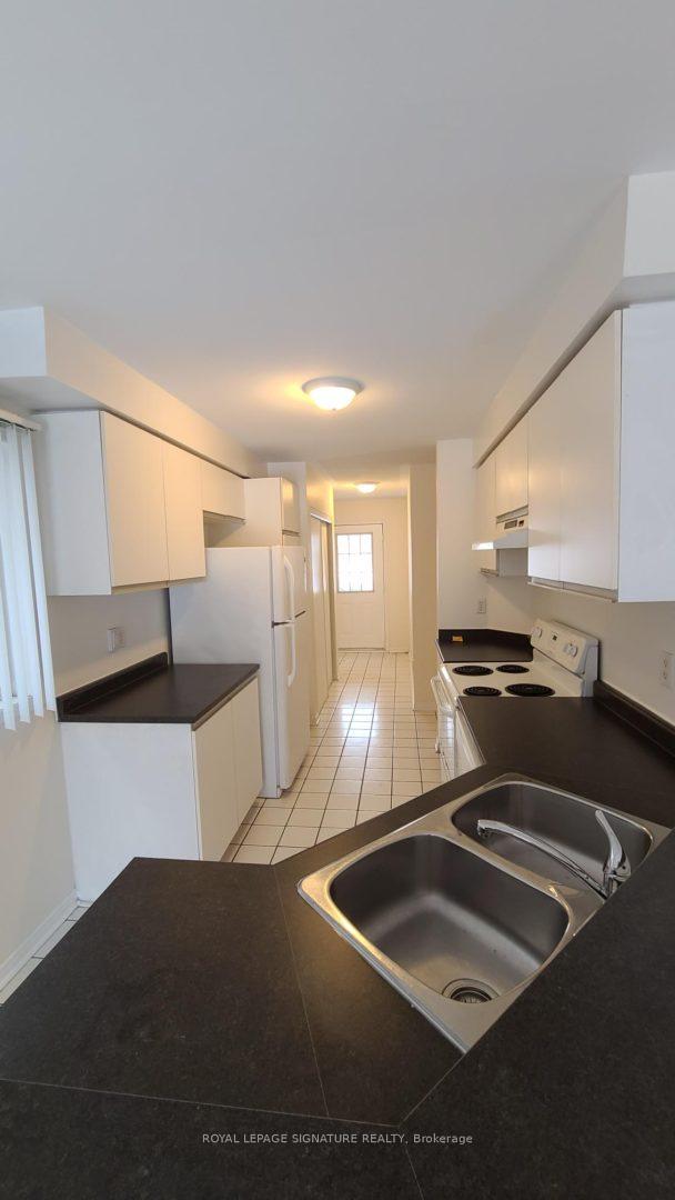 Photo 5 of Unit 4, 5 Fairglen Avenue, Brampton, Brampton West — HOMEH