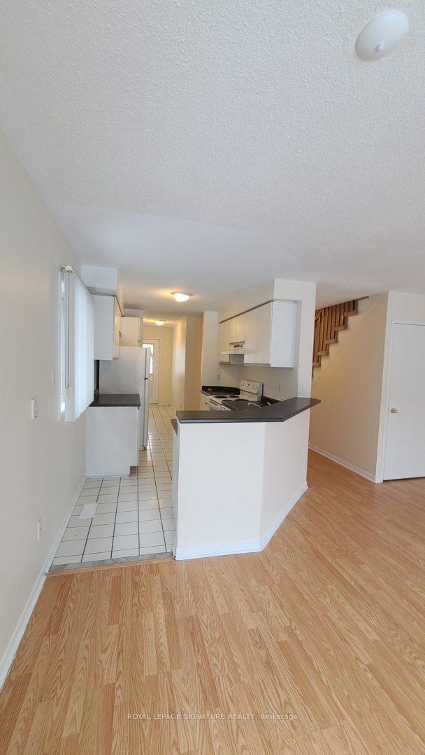 Photo 3 of Unit 4, 5 Fairglen Avenue, Brampton, Brampton West — HOMEH