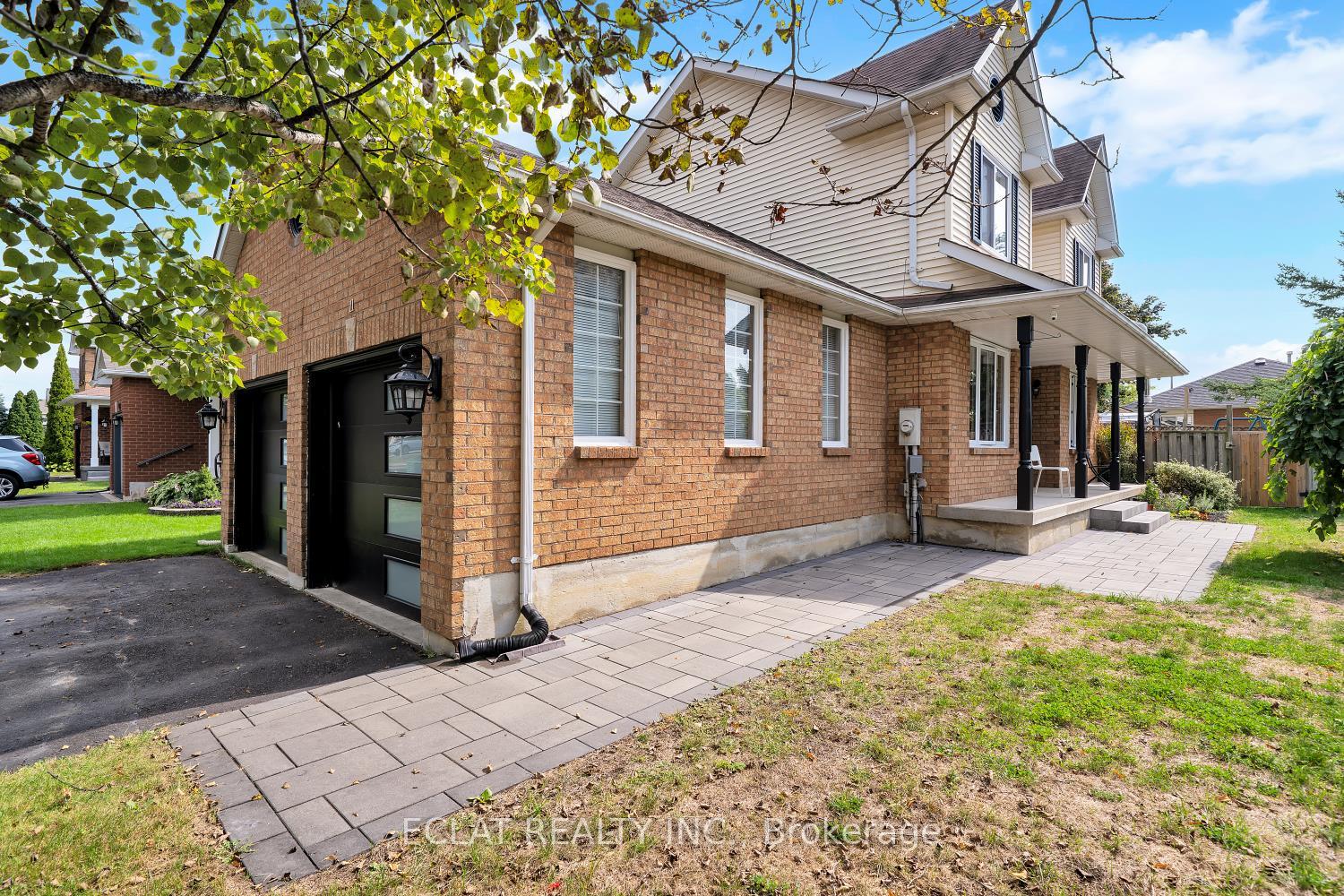 Photo 3 of 11 Strathallan Drive S, Clarington, Courtice — HOMEH