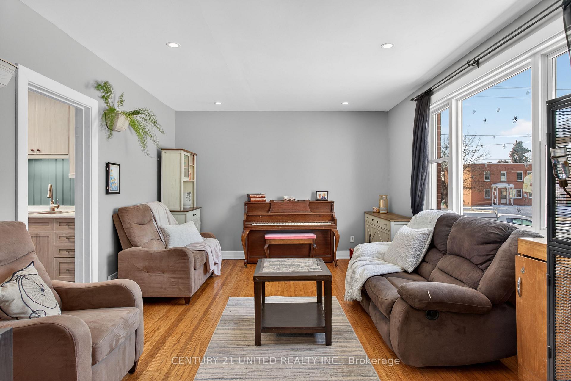 Photo 9 of 814 Argyle Street, Peterborough, Northcrest Ward 5 — HOMEH
