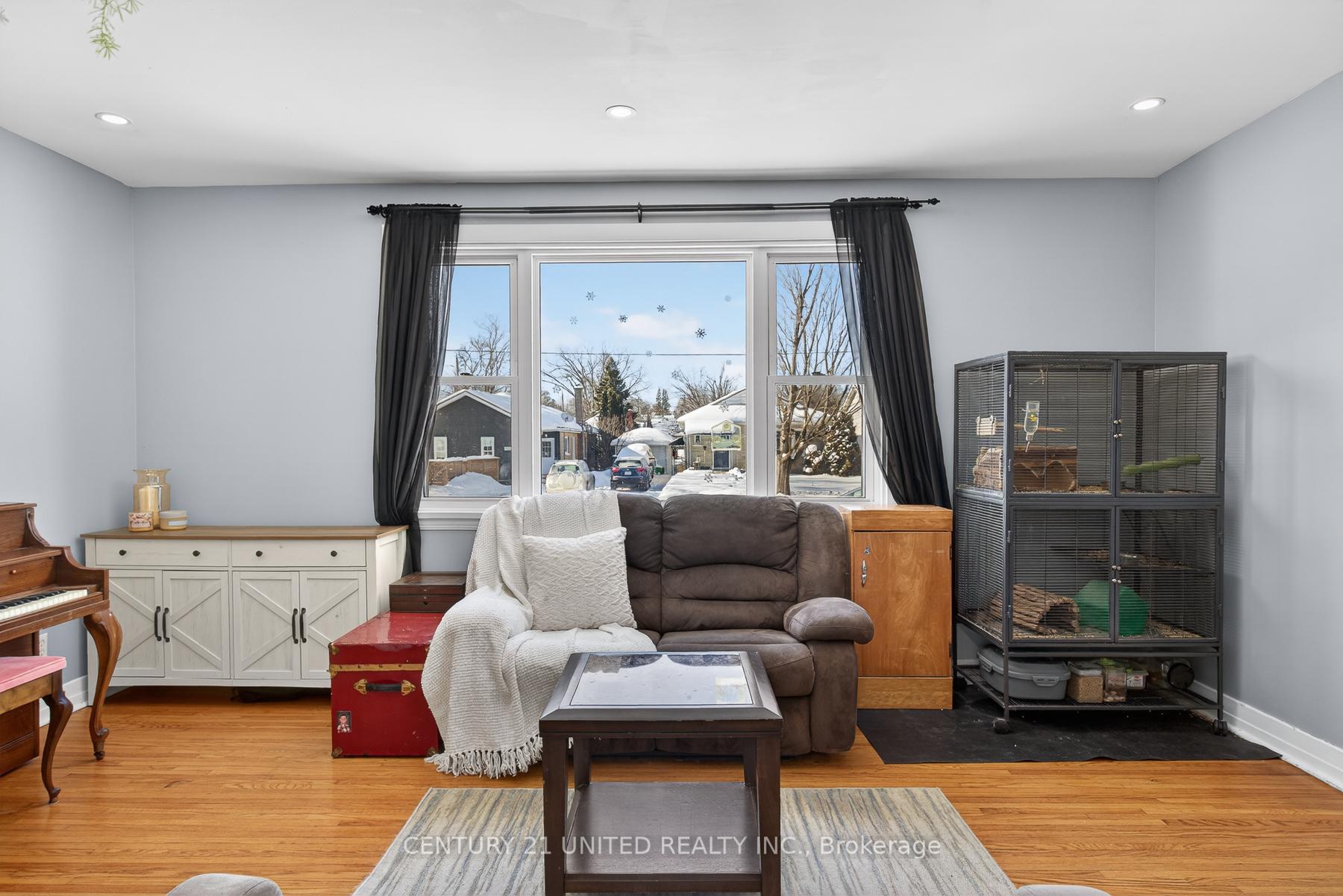 Photo 13 of 814 Argyle Street, Peterborough, Northcrest Ward 5 — HOMEH