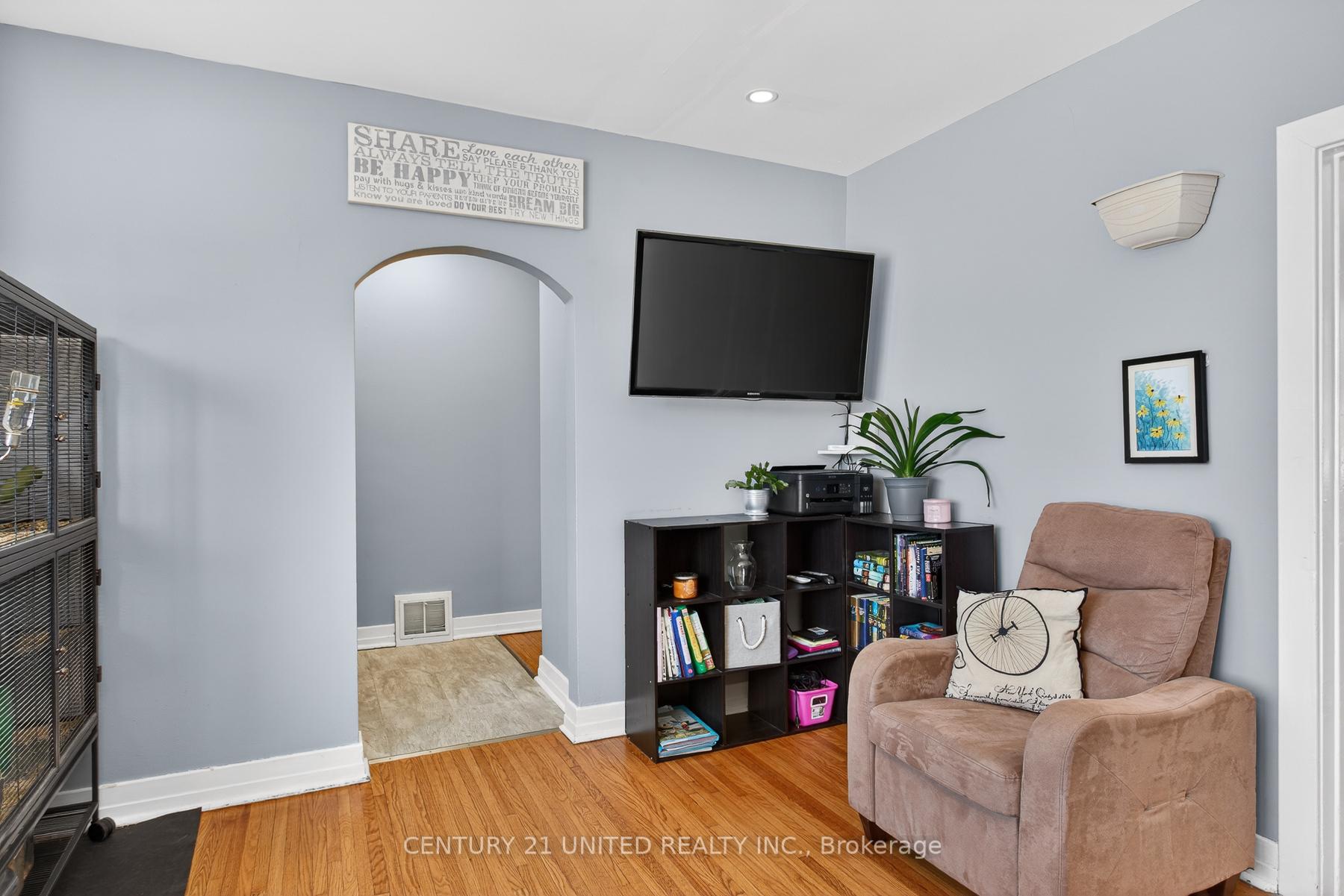 Photo 6 of 814 Argyle Street, Peterborough, Northcrest Ward 5 — HOMEH