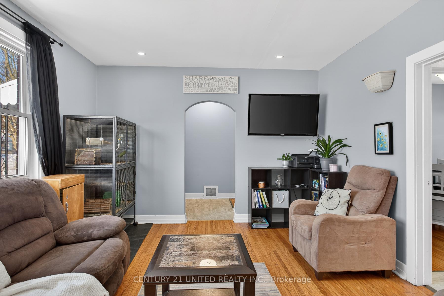 Photo 8 of 814 Argyle Street, Peterborough, Northcrest Ward 5 — HOMEH