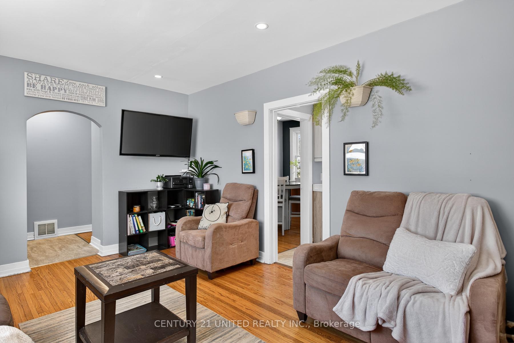 Photo 5 of 814 Argyle Street, Peterborough, Northcrest Ward 5 — HOMEH