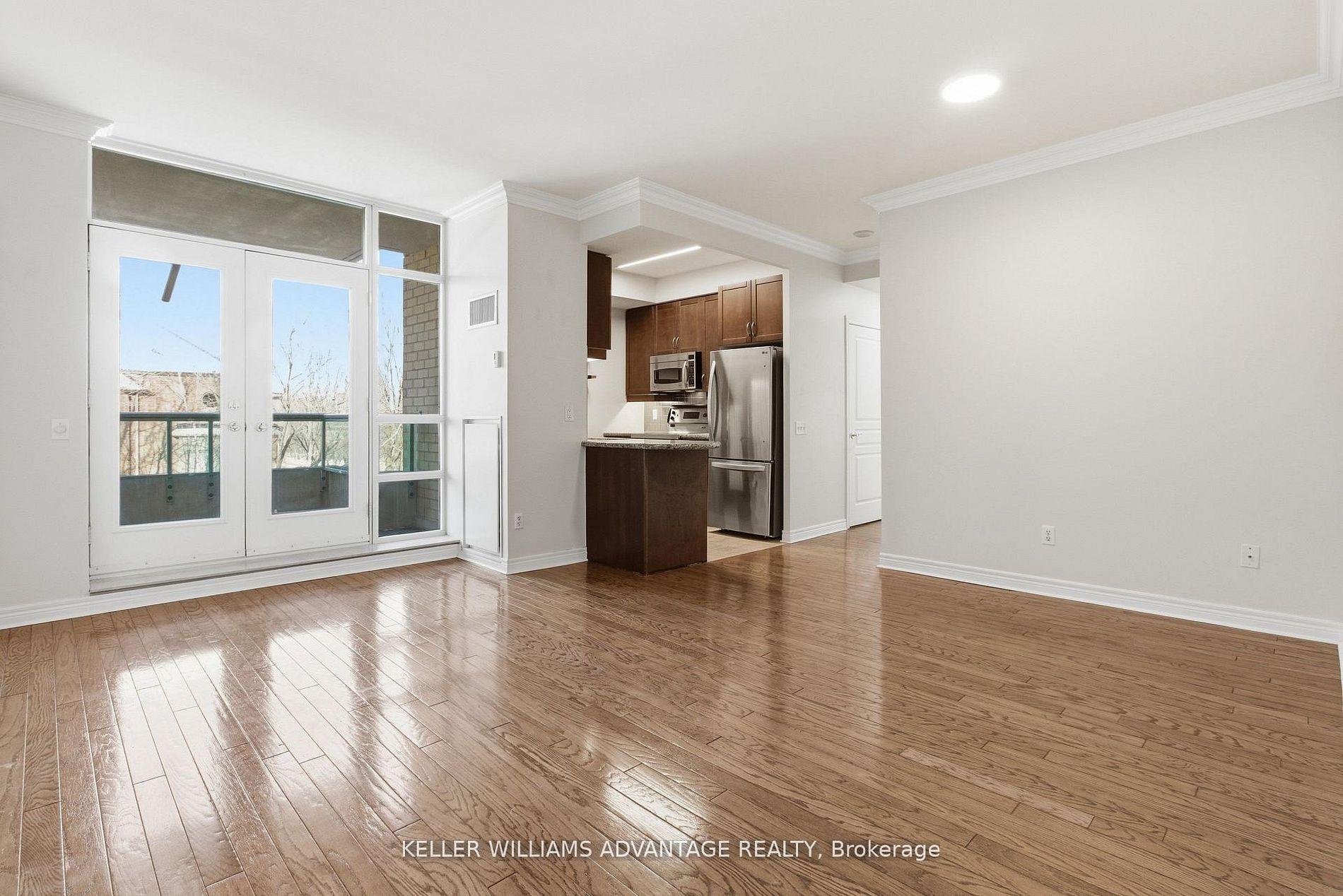 Photo 4 of Unit 305, 9 Boardwalk Drive, Toronto, The Beaches — HOMEH