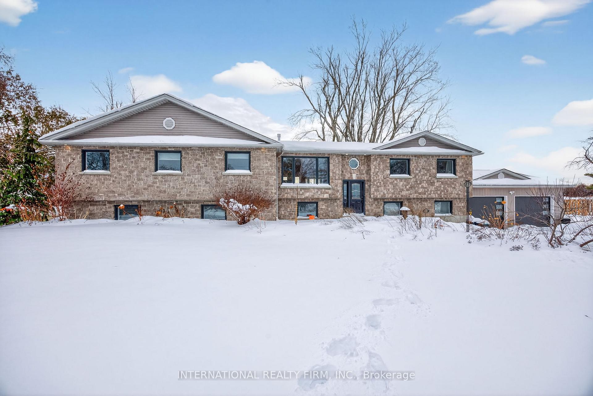 Front of 1563 15 16 Side Road E