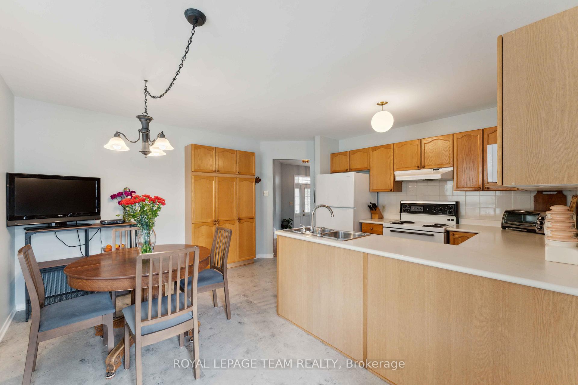 Photo 11 of 16 Royal Field Crescent, Ottawa, Barrhaven - Longfields — HOMEH
