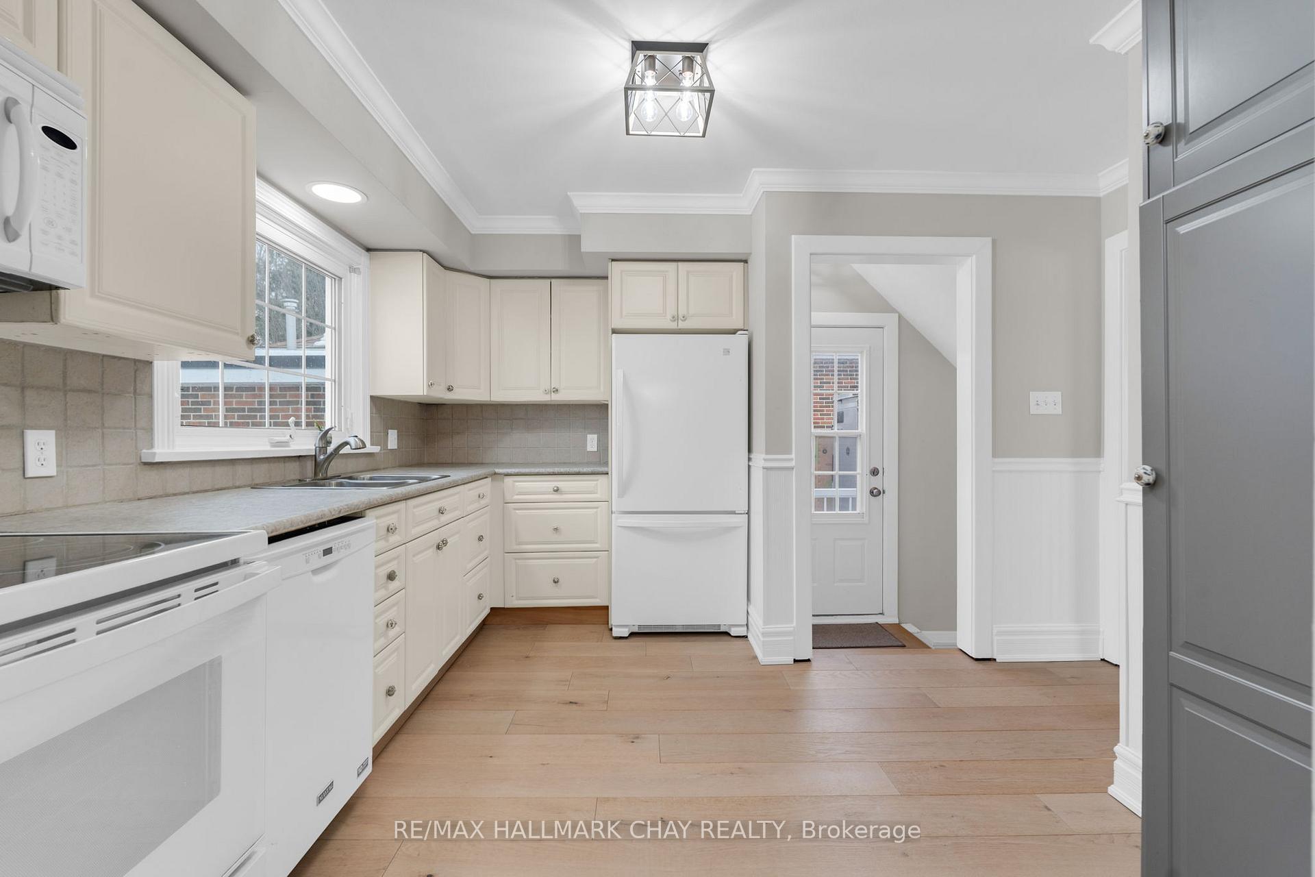 Photo 11 of 50 Newton Street, Barrie, Wellington — HOMEH