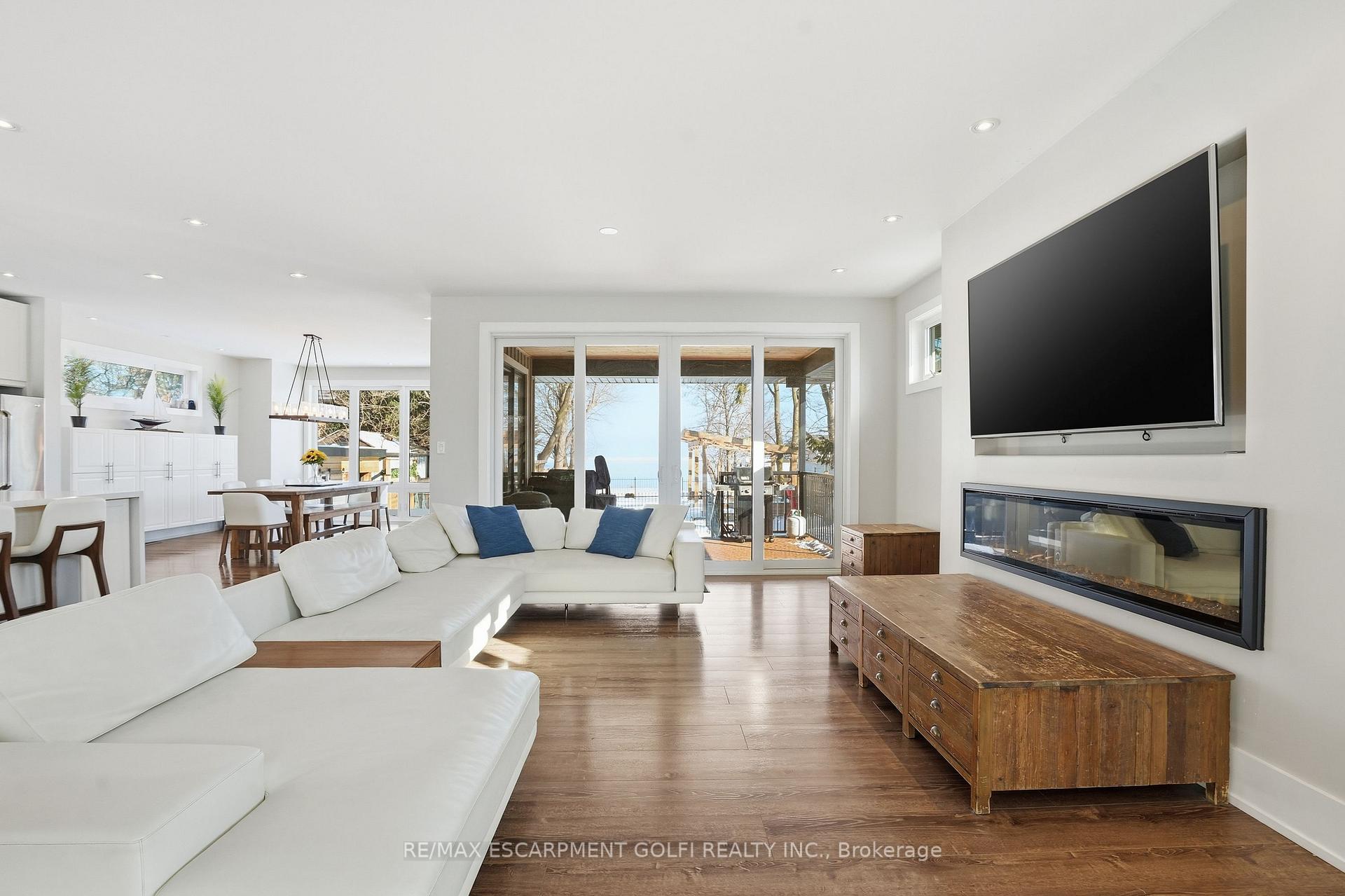 Photo 5 of 20 Lakeshore Drive, Hamilton, Lakeshore — HOMEH