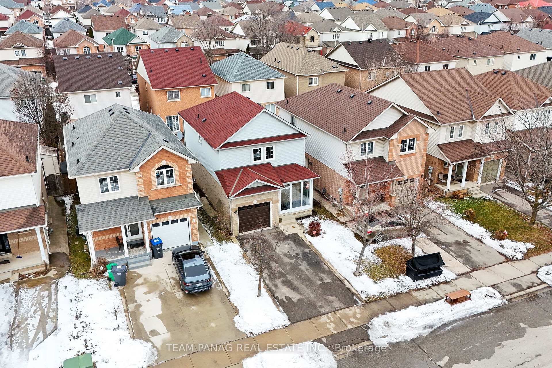 Photo 3 of 28 Oakmeadow Drive, Brampton, Fletcher's Meadow — HOMEH