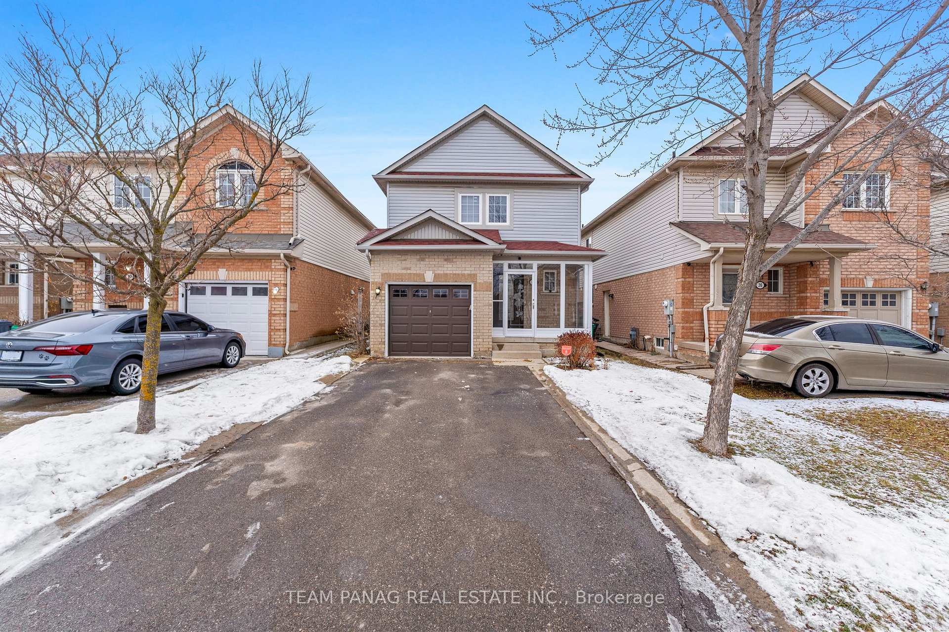 Photo 7 of 28 Oakmeadow Drive, Brampton, Fletcher's Meadow — HOMEH