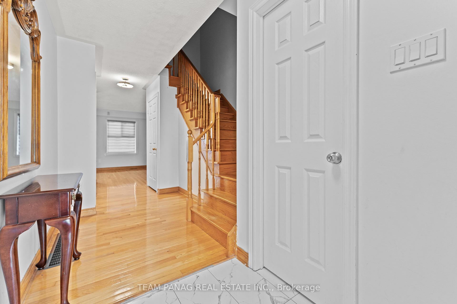 Photo 4 of 28 Oakmeadow Drive, Brampton, Fletcher's Meadow — HOMEH