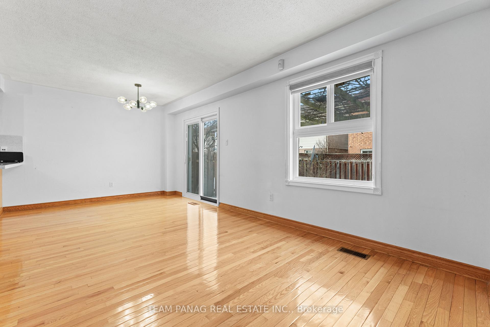 Photo 5 of 28 Oakmeadow Drive, Brampton, Fletcher's Meadow — HOMEH