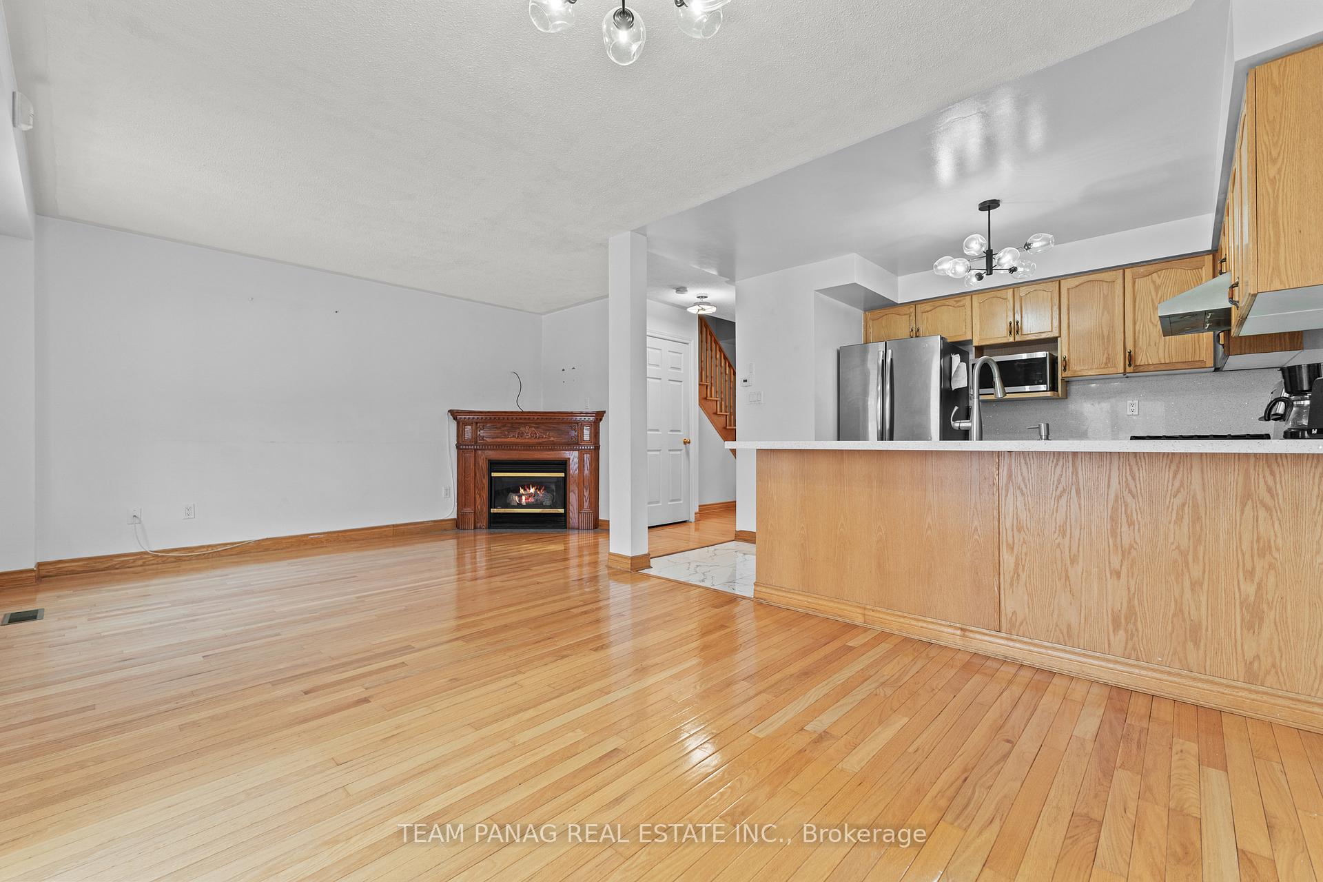 Photo 9 of 28 Oakmeadow Drive, Brampton, Fletcher's Meadow — HOMEH