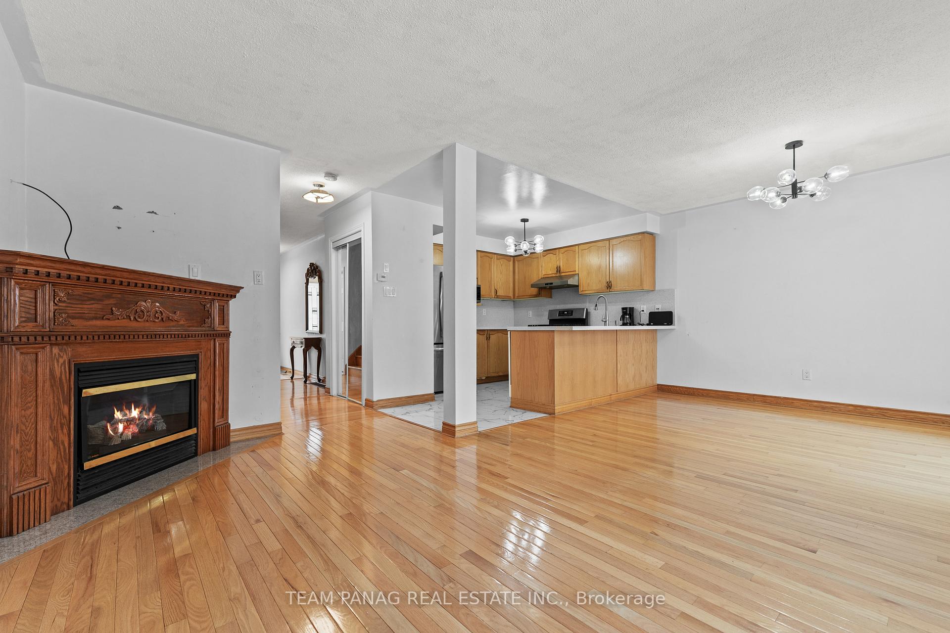 Photo 8 of 28 Oakmeadow Drive, Brampton, Fletcher's Meadow — HOMEH