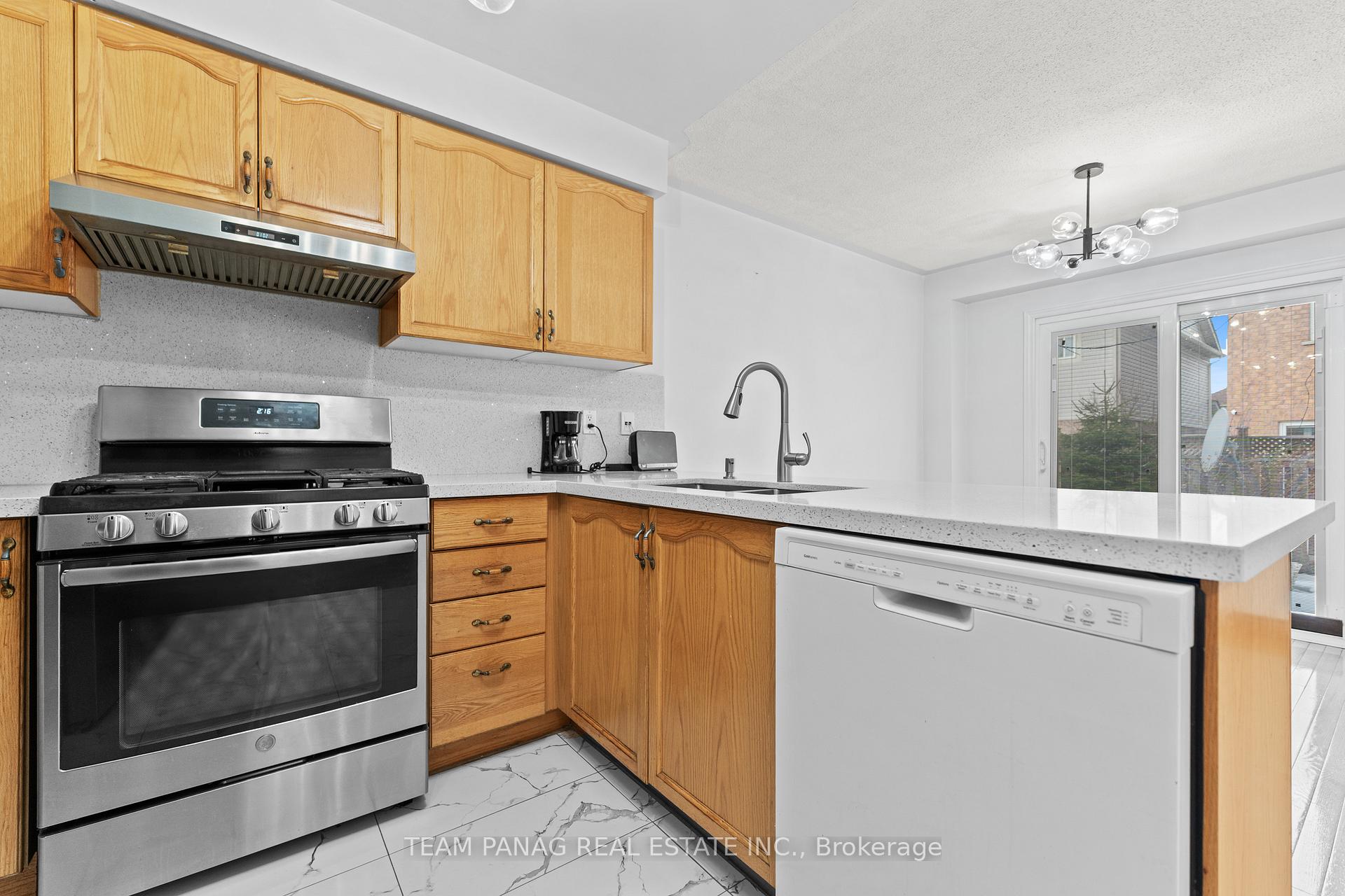 Photo 10 of 28 Oakmeadow Drive, Brampton, Fletcher's Meadow — HOMEH