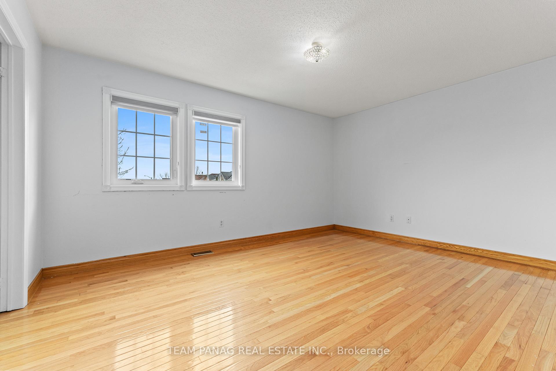 Photo 12 of 28 Oakmeadow Drive, Brampton, Fletcher's Meadow — HOMEH