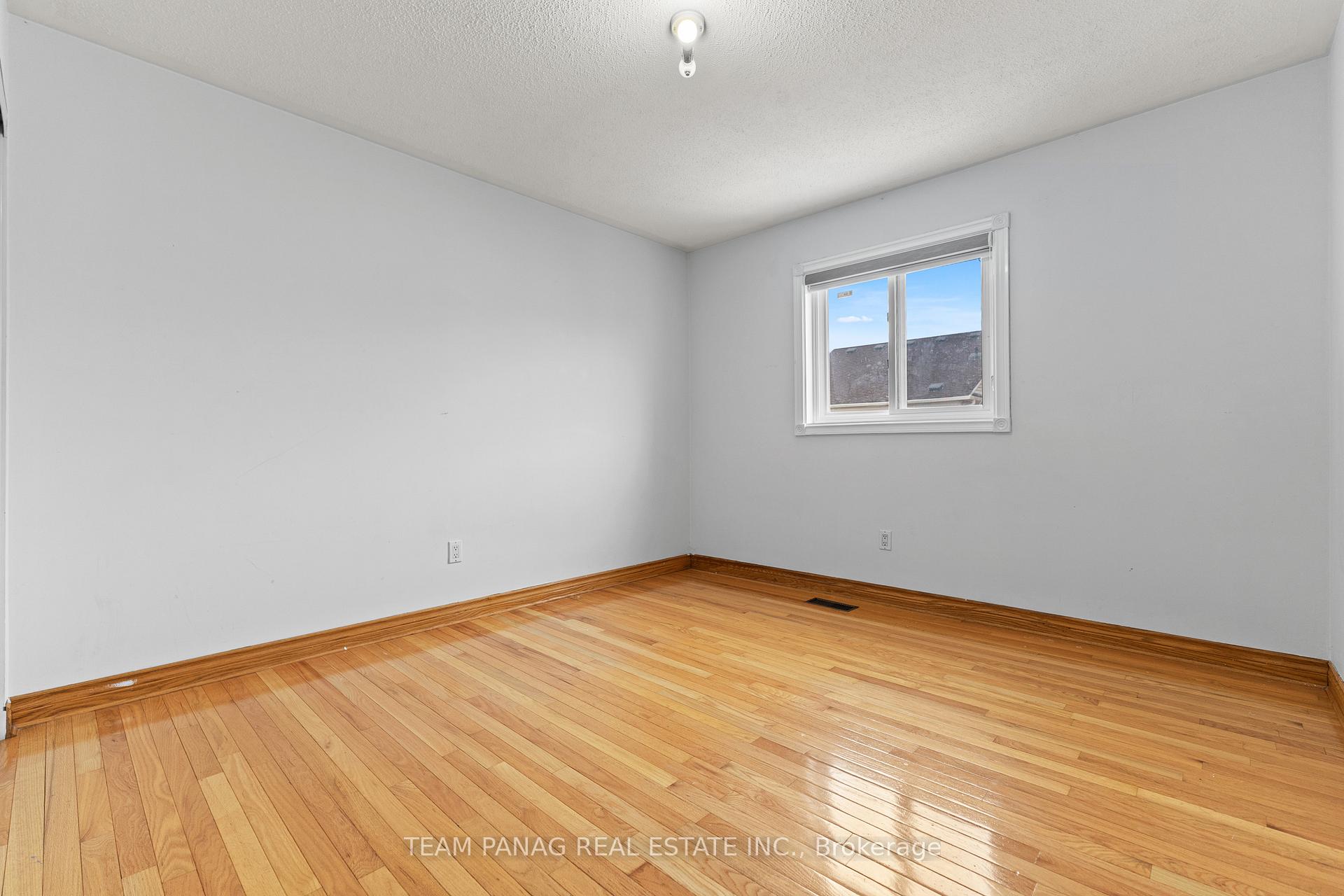 Photo 13 of 28 Oakmeadow Drive, Brampton, Fletcher's Meadow — HOMEH