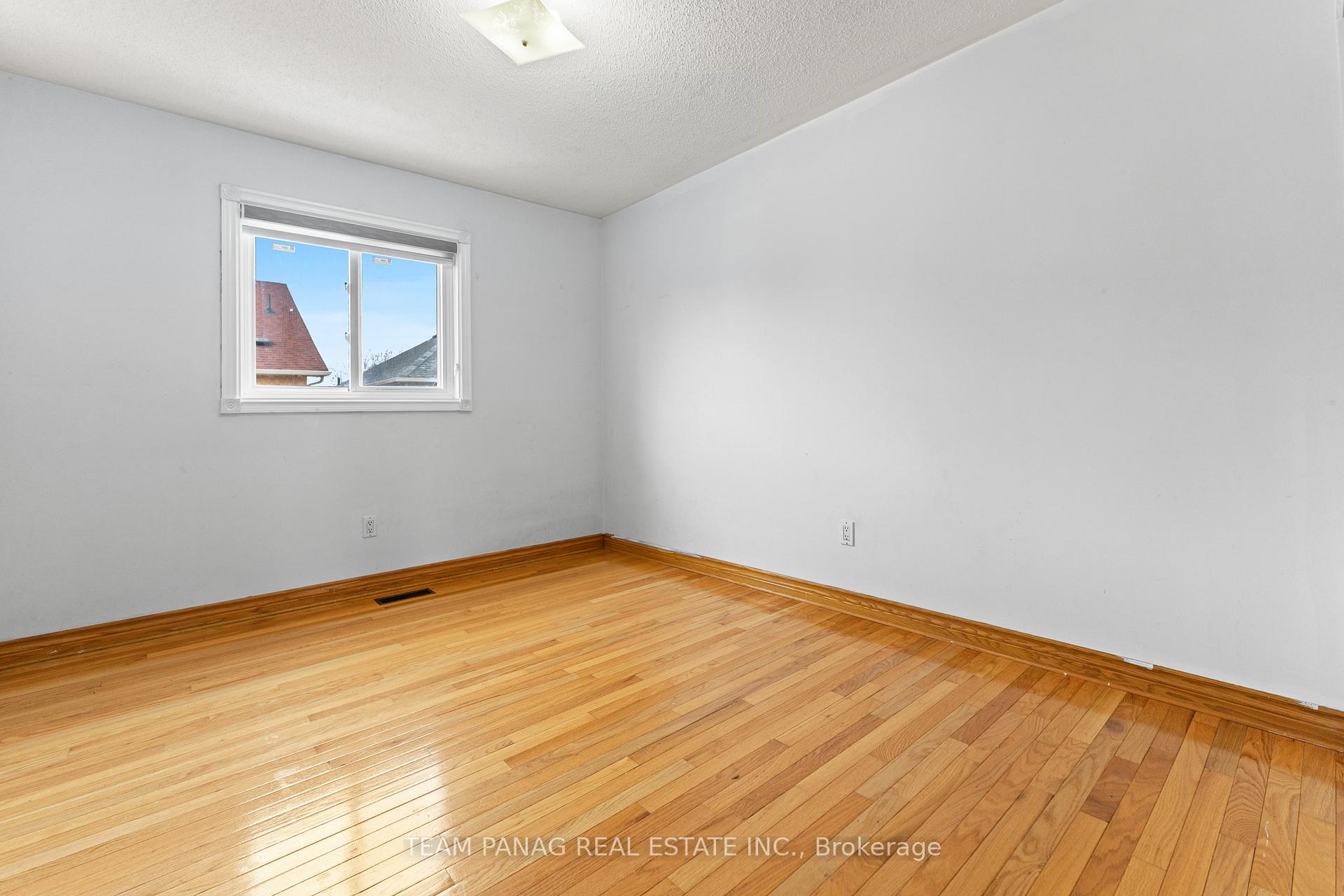 Photo 17 of 28 Oakmeadow Drive, Brampton, Fletcher's Meadow — HOMEH
