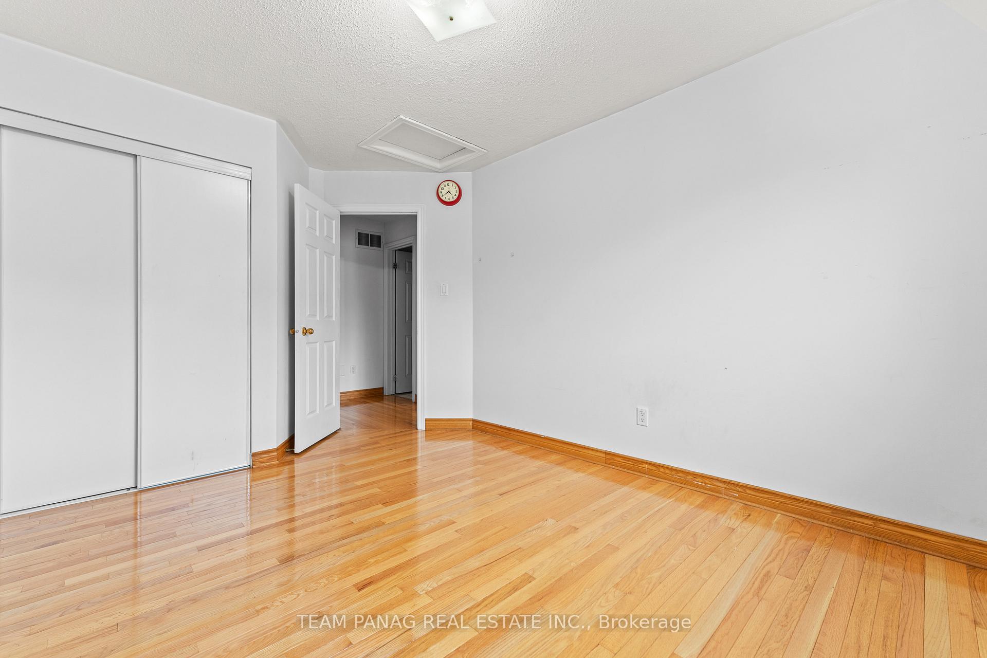 Photo 14 of 28 Oakmeadow Drive, Brampton, Fletcher's Meadow — HOMEH