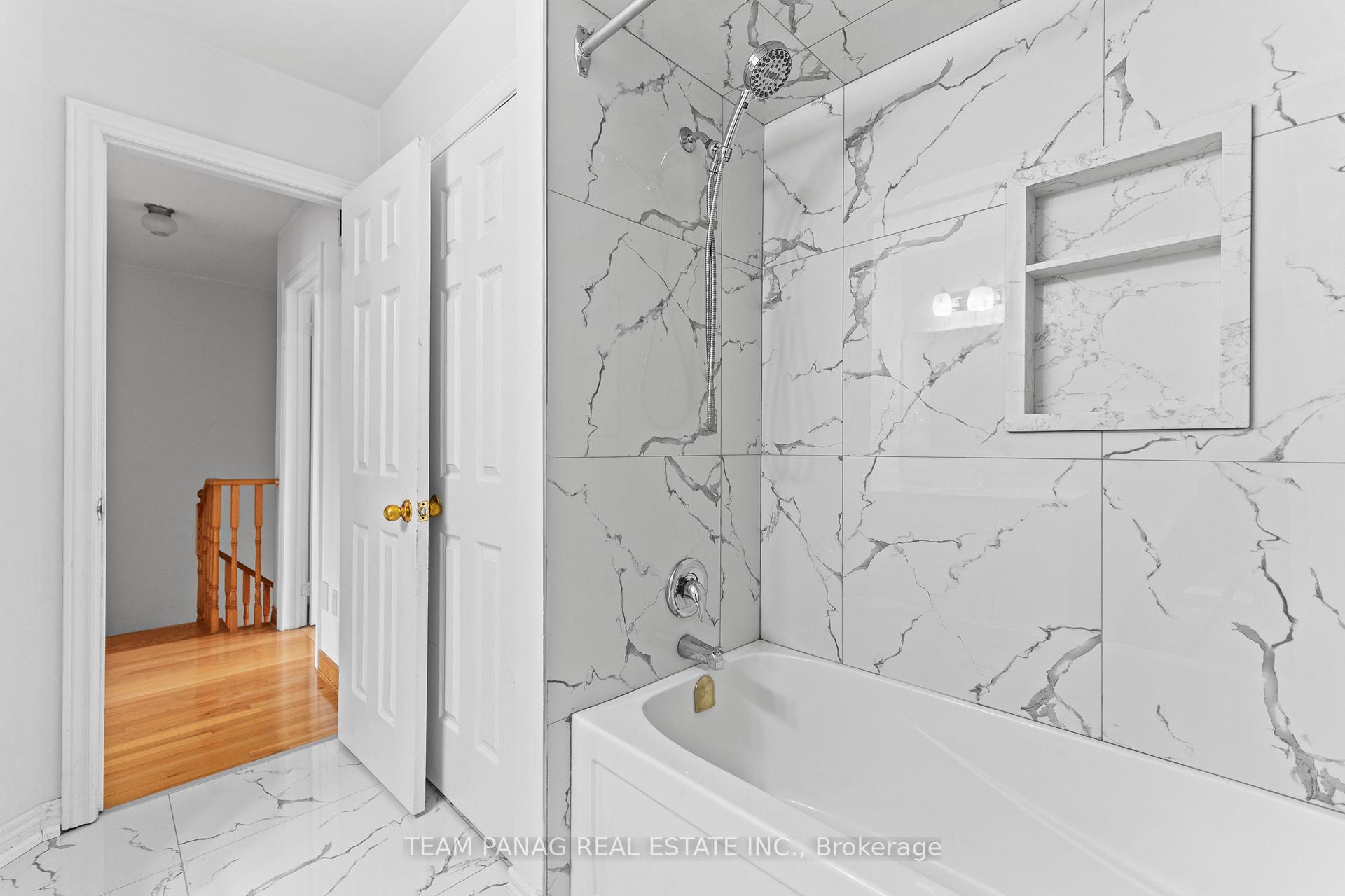 Photo 18 of 28 Oakmeadow Drive, Brampton, Fletcher's Meadow — HOMEH