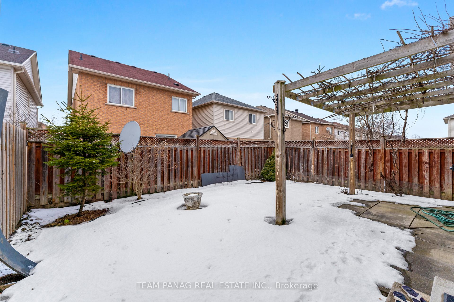 Photo 29 of 28 Oakmeadow Drive, Brampton, Fletcher's Meadow — HOMEH