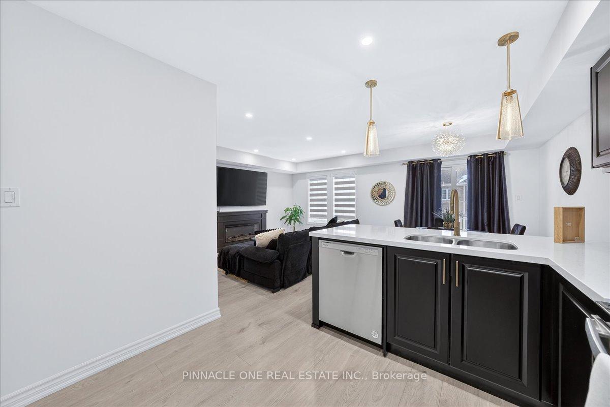Photo 7 of Unit 4, 41 Pumpkin Corner Crescent, Barrie, Rural Barrie Southeast — HOMEH