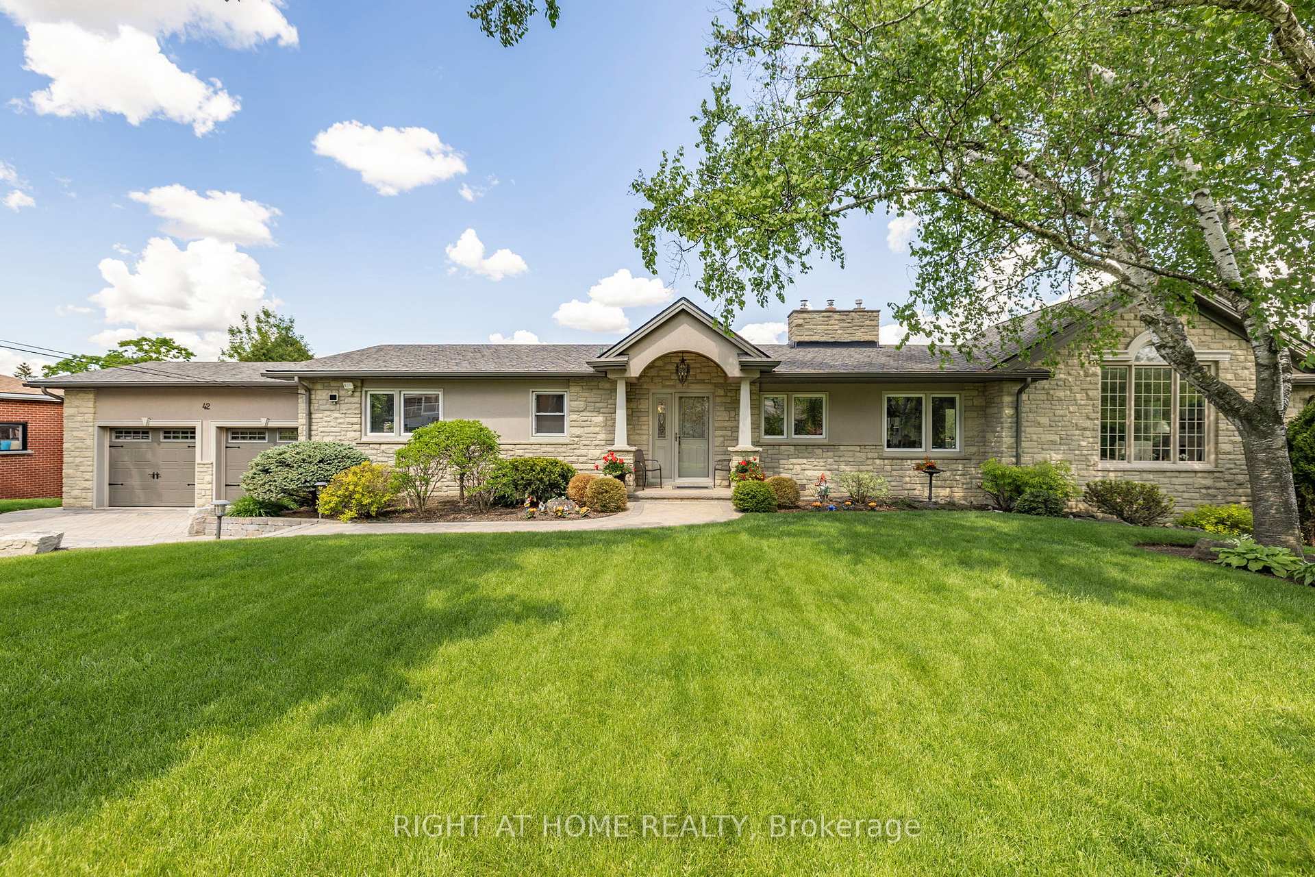 Photo 2 of 42 Valleyview Road, Brampton, Snelgrove — HOMEH