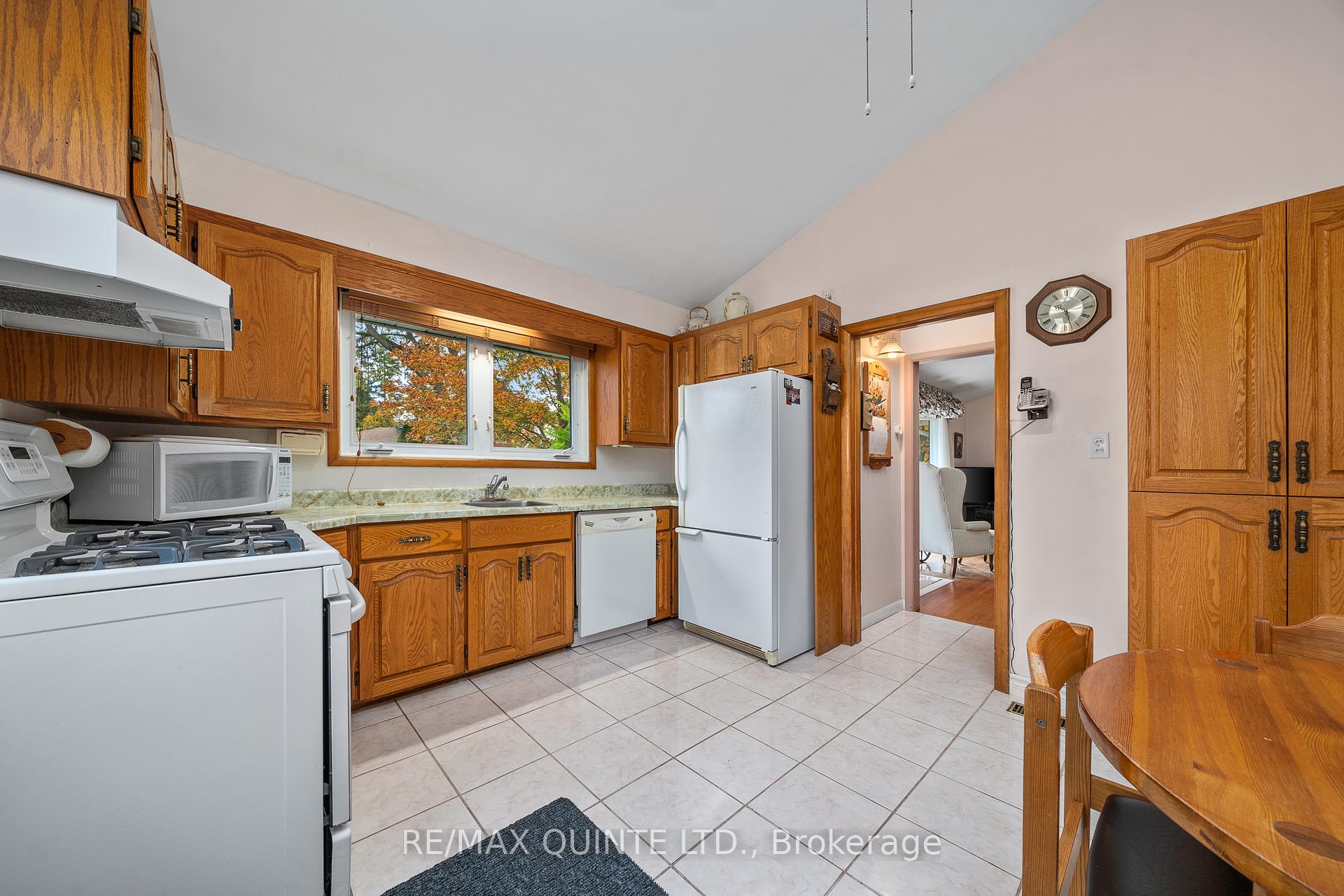 Photo 7 of 20 Alfred Drive, Belleville, Belleville Ward — HOMEH