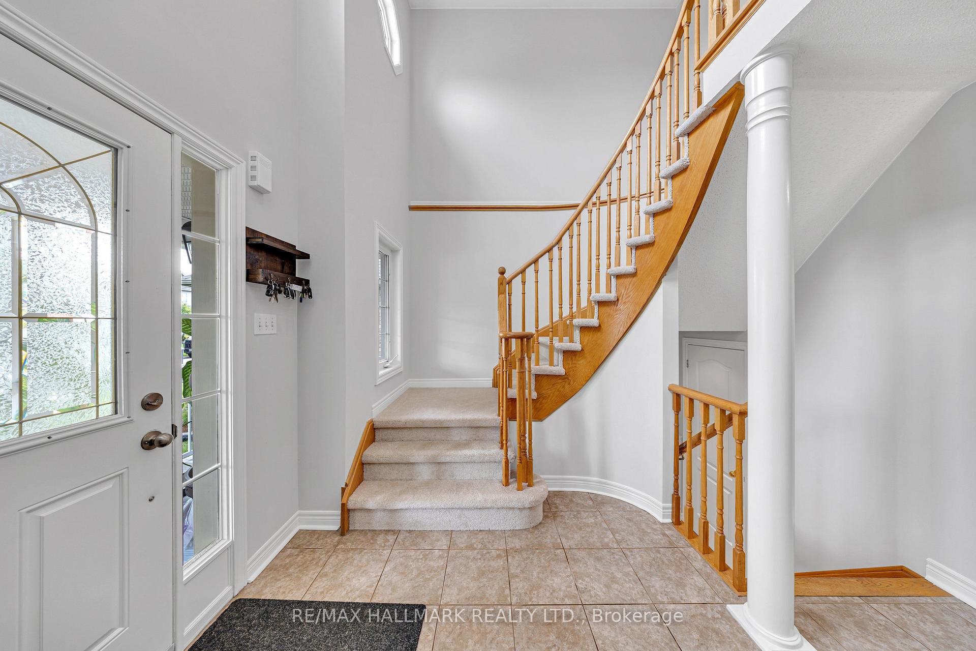 Photo 4 of 22 Carness Crescent, Georgina, Keswick South — HOMEH