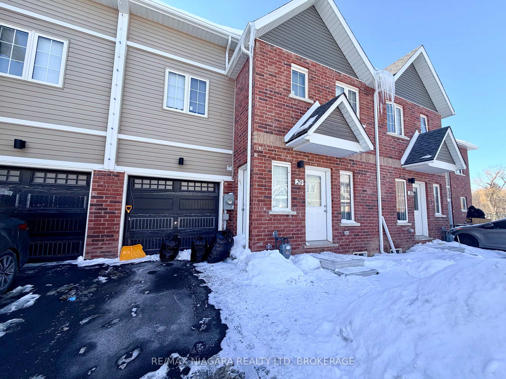 Photo 1 of 29 Waterleaf Trail, Welland, Broadway — HOMEH