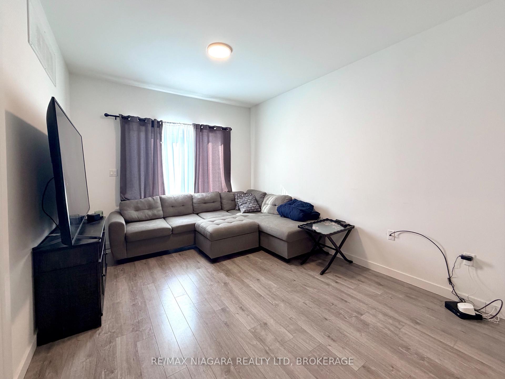 Photo 2 of 29 Waterleaf Trail, Welland, Broadway — HOMEH