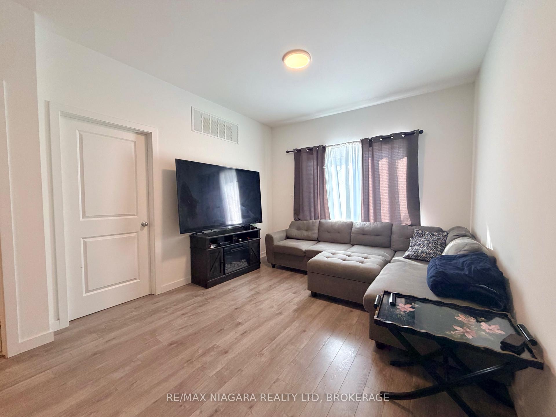 Photo 6 of 29 Waterleaf Trail, Welland, Broadway — HOMEH