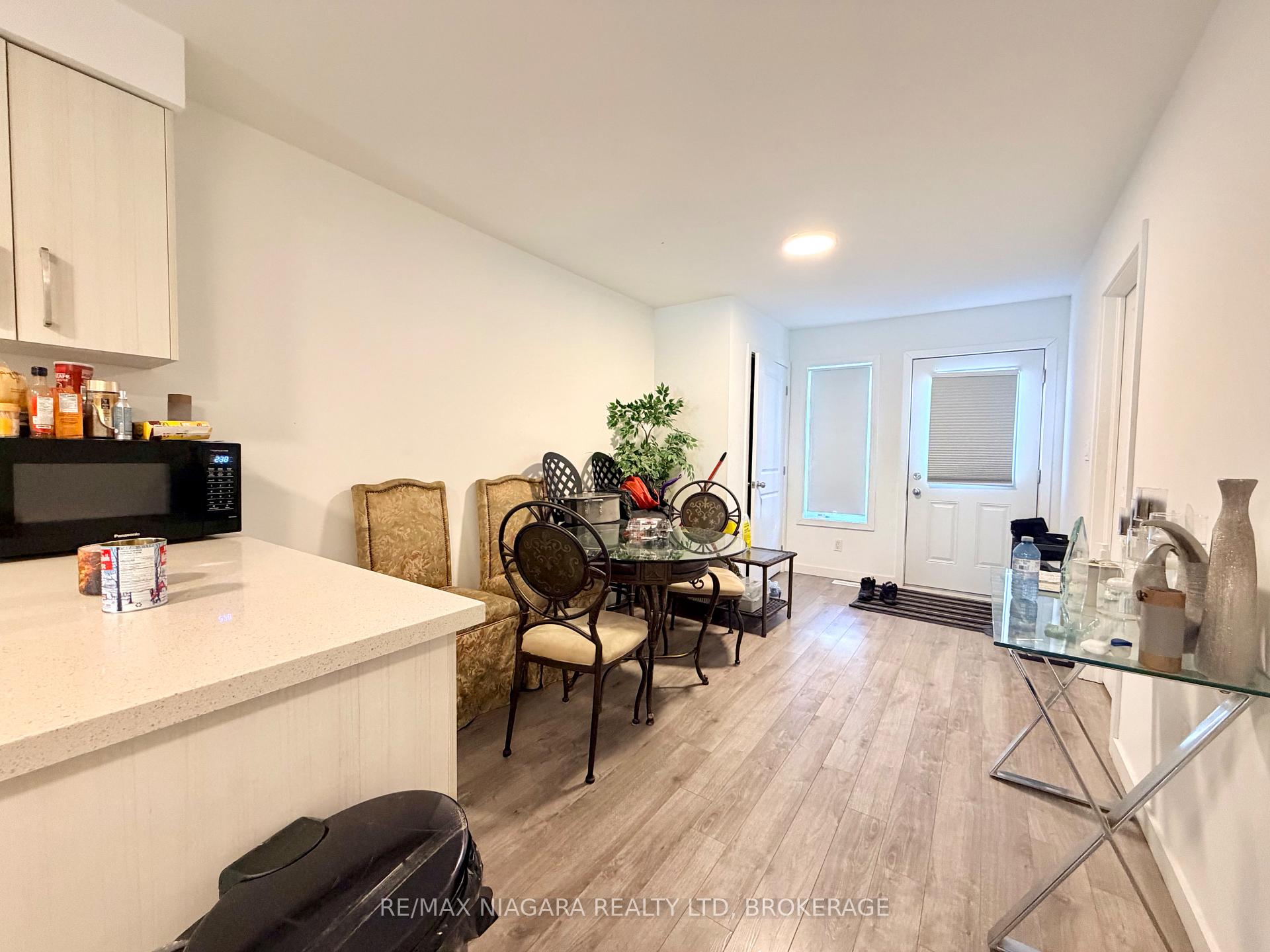 Photo 3 of 29 Waterleaf Trail, Welland, Broadway — HOMEH