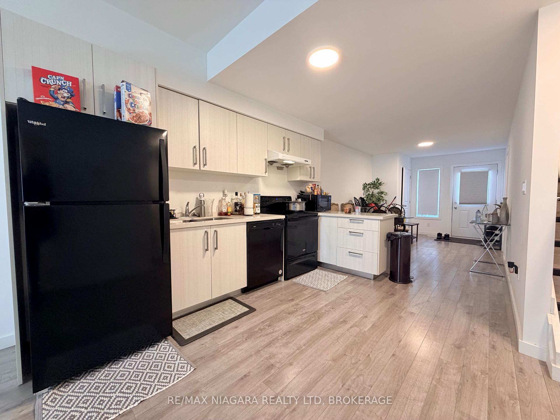 Photo 5 of 29 Waterleaf Trail, Welland, Broadway — HOMEH