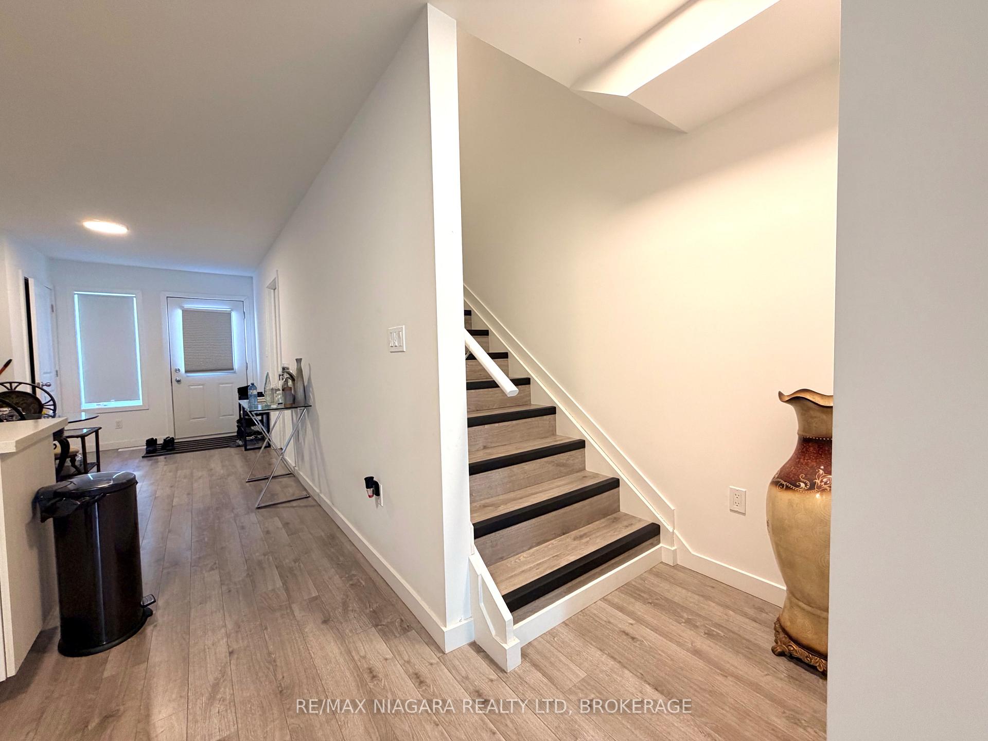 Photo 12 of 29 Waterleaf Trail, Welland, Broadway — HOMEH