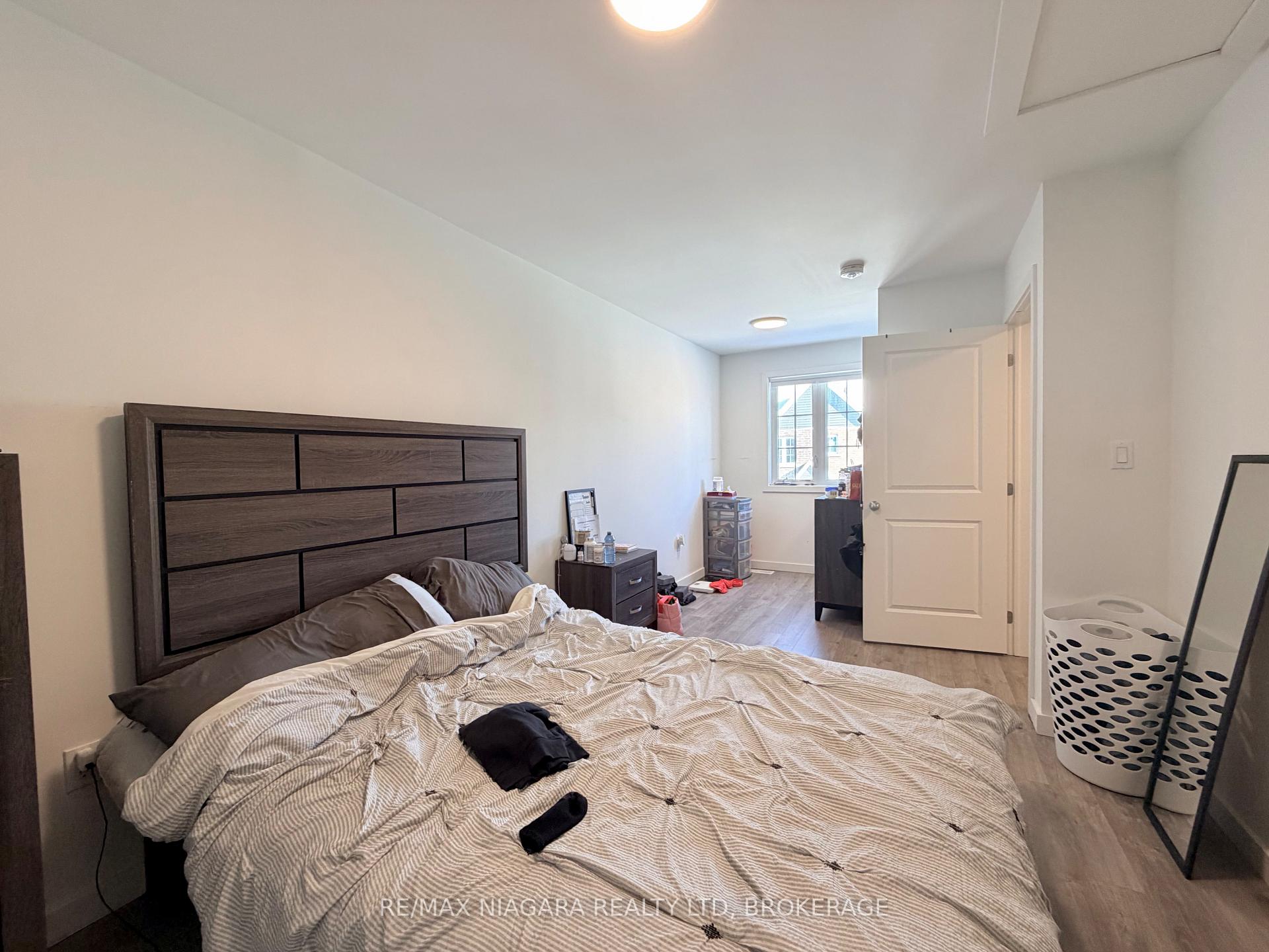 Photo 11 of 29 Waterleaf Trail, Welland, Broadway — HOMEH