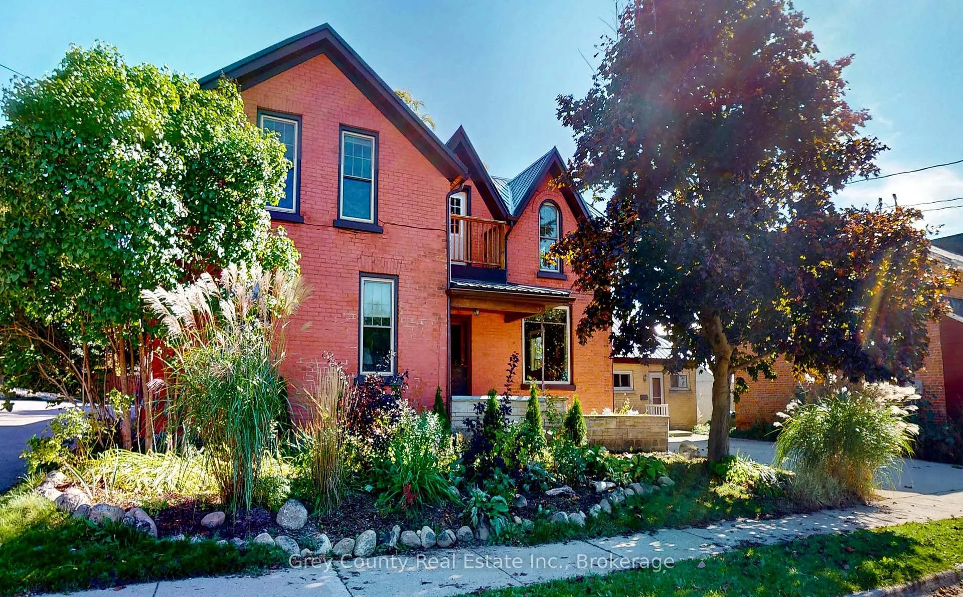 Front of 27-29 Main Street E