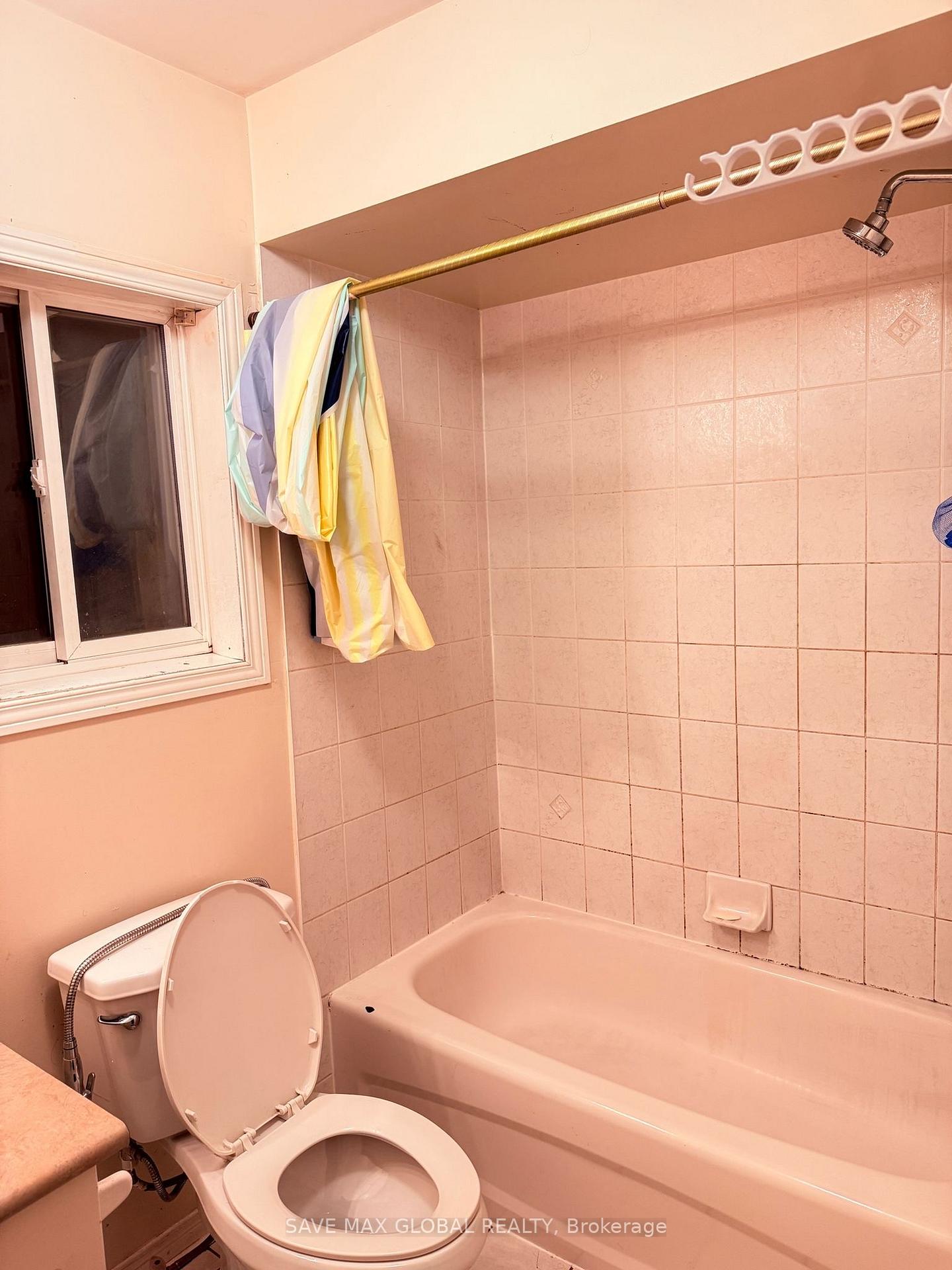 Photo 6 of 142 River Rock Crescent, Brampton, Fletcher's Meadow — HOMEH