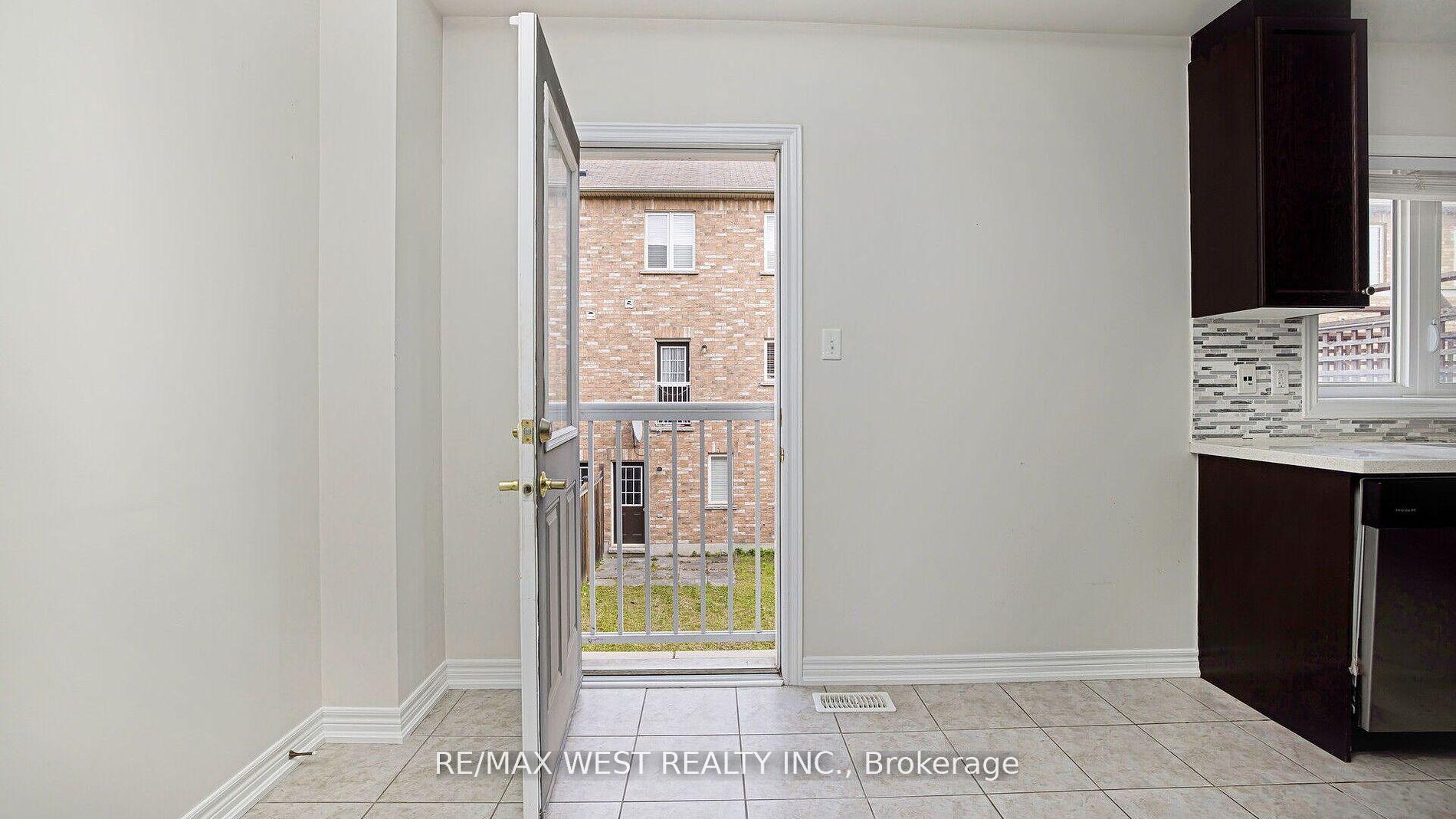 Photo 16 of 9 Freeland Hill W, Brampton, Bram West — HOMEH