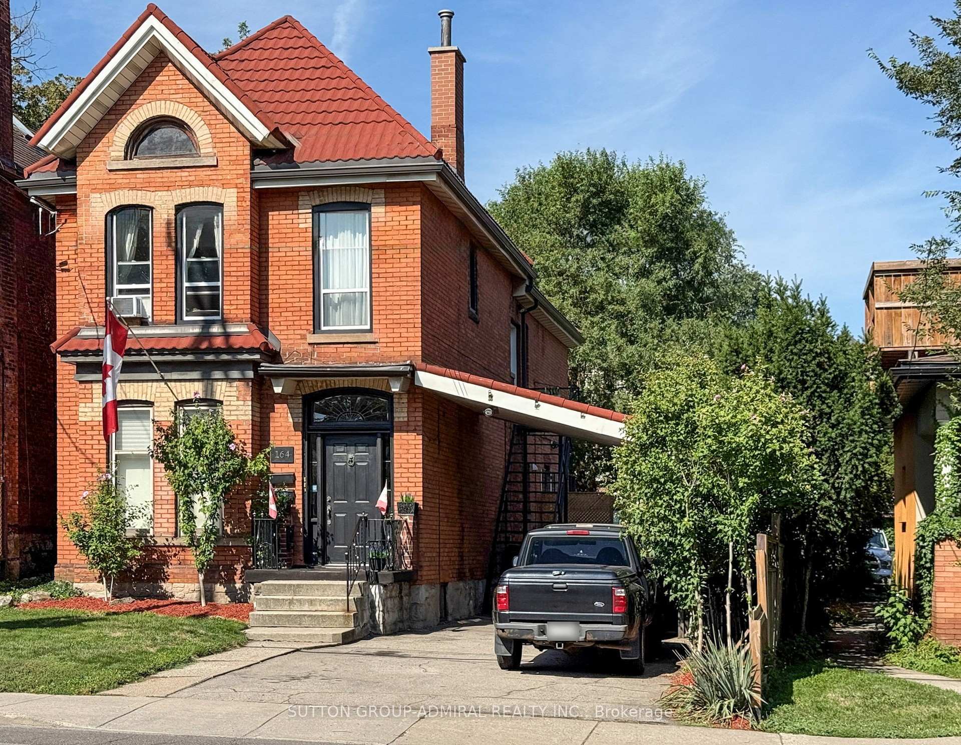 Front of 164 Wentworth Street S